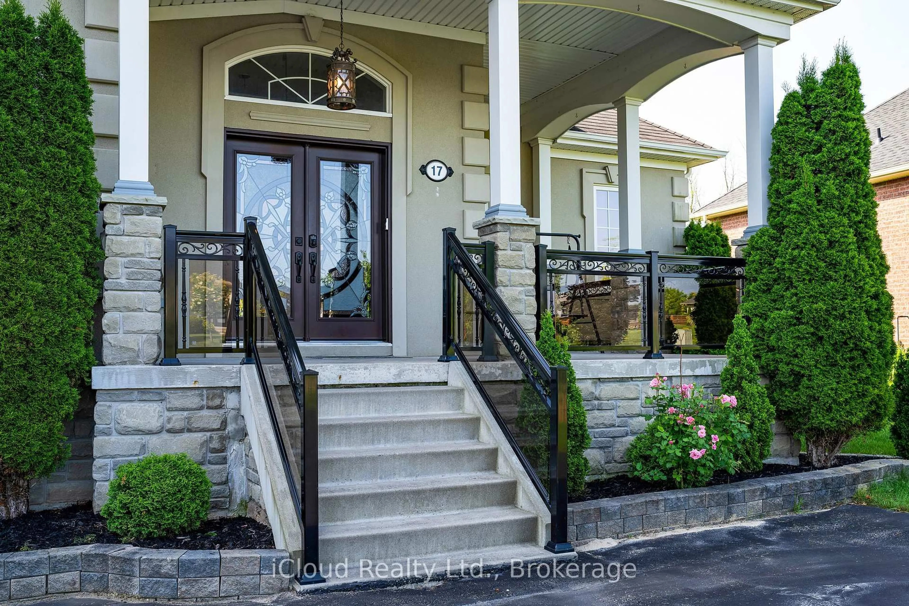 Indoor entryway for 17 Maple Dr, Wasaga Beach Ontario L9Z 0A7