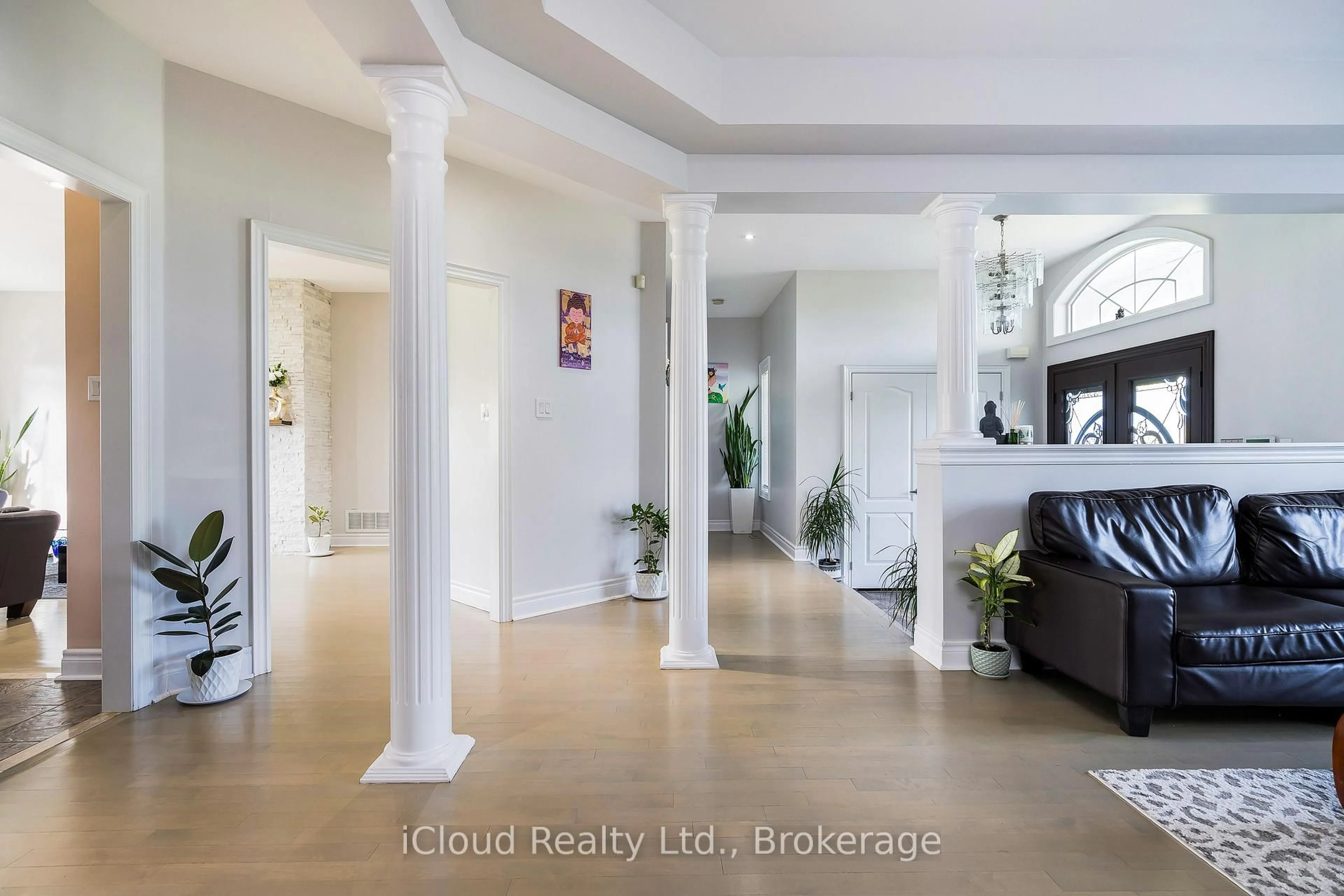 Indoor entryway for 17 Maple Dr, Wasaga Beach Ontario L9Z 0A7