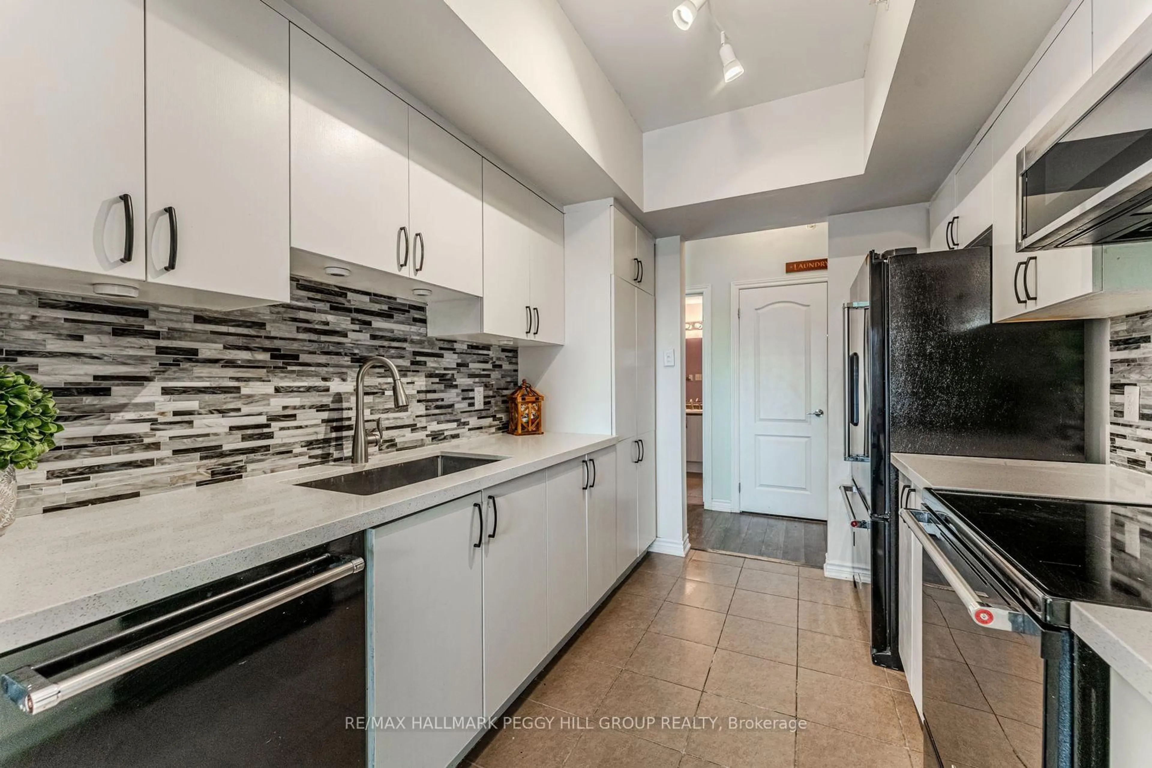 Open concept kitchen, ceramic/tile floor for 40 Ferndale Dr #402, Barrie Ontario L4N 2L3