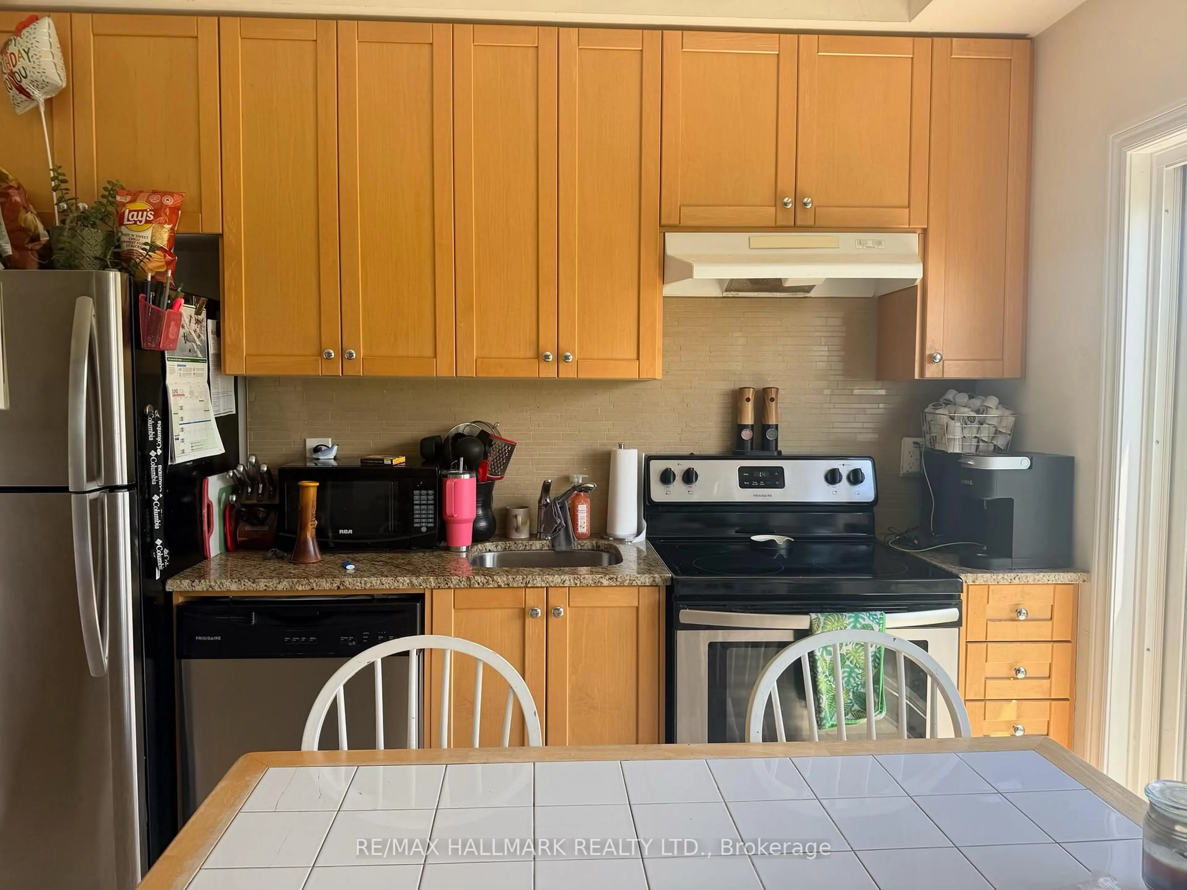 Standard kitchen, unknown for 15 Deneb St, Barrie Ontario L4N 1N1
