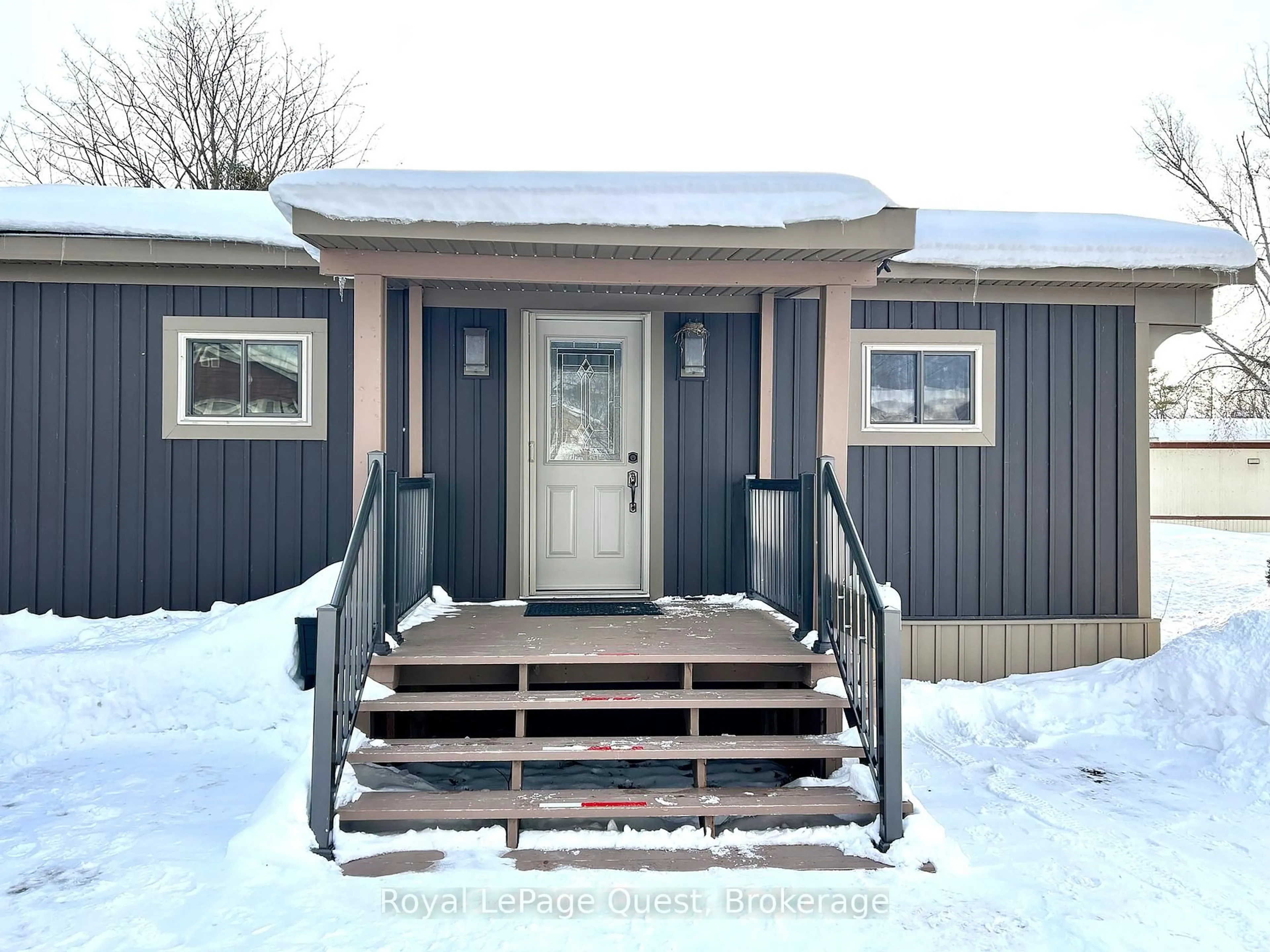 Indoor entryway for 580 West St ##137, Orillia Ontario L3V 6L8