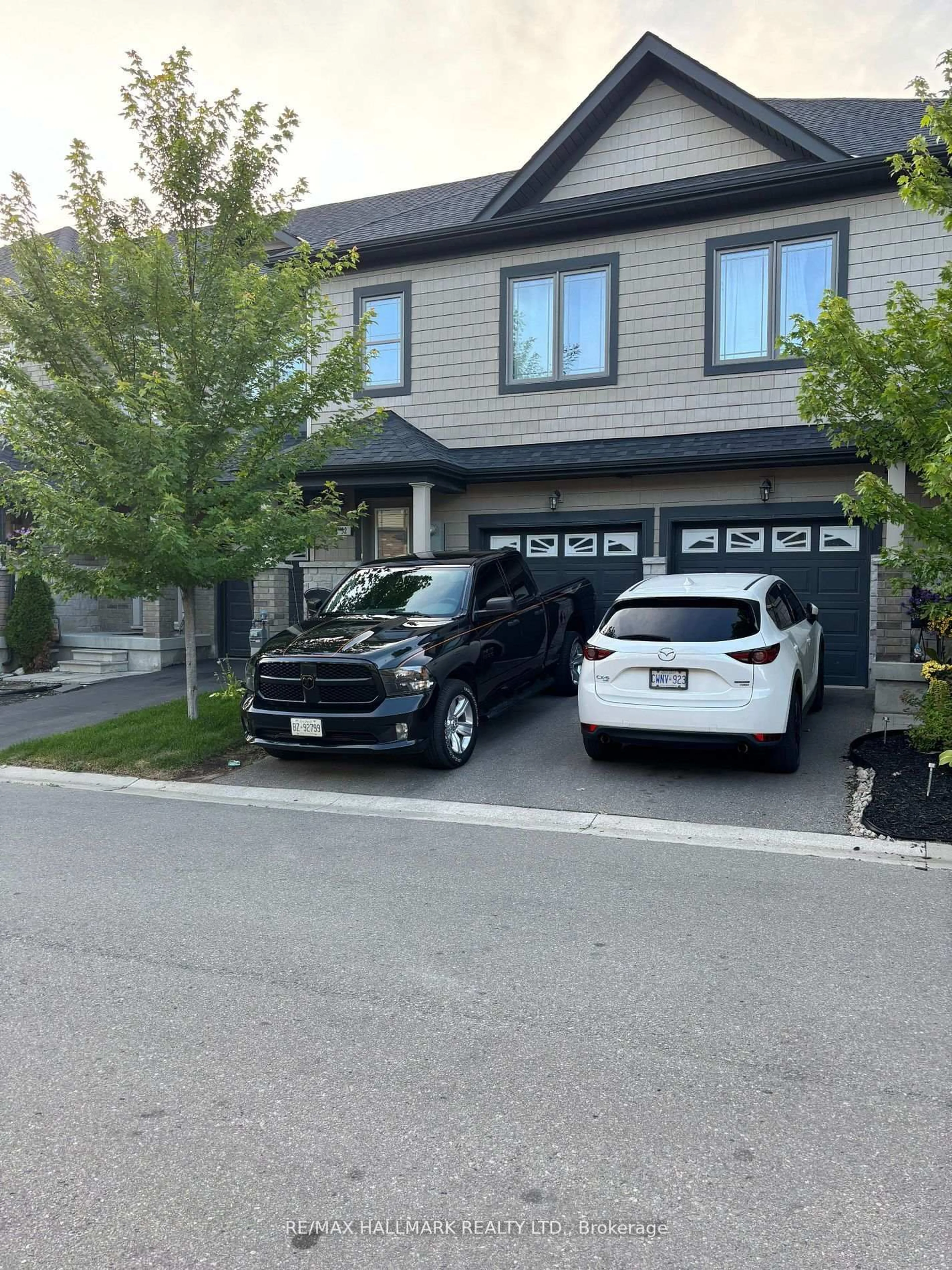 Indoor garage for 32 Deneb Rd, Barrie Ontario L4M 0K6