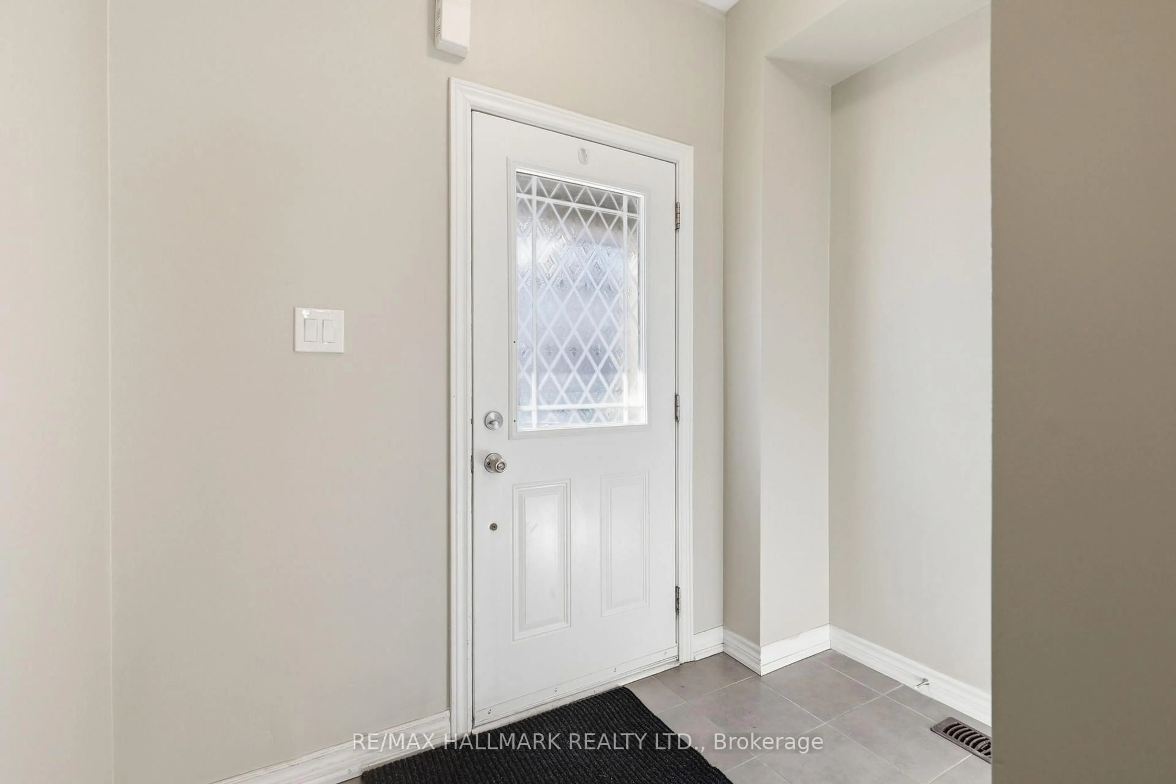 Indoor entryway for 38 Deneb St, Barrie Ontario L4M 0K6