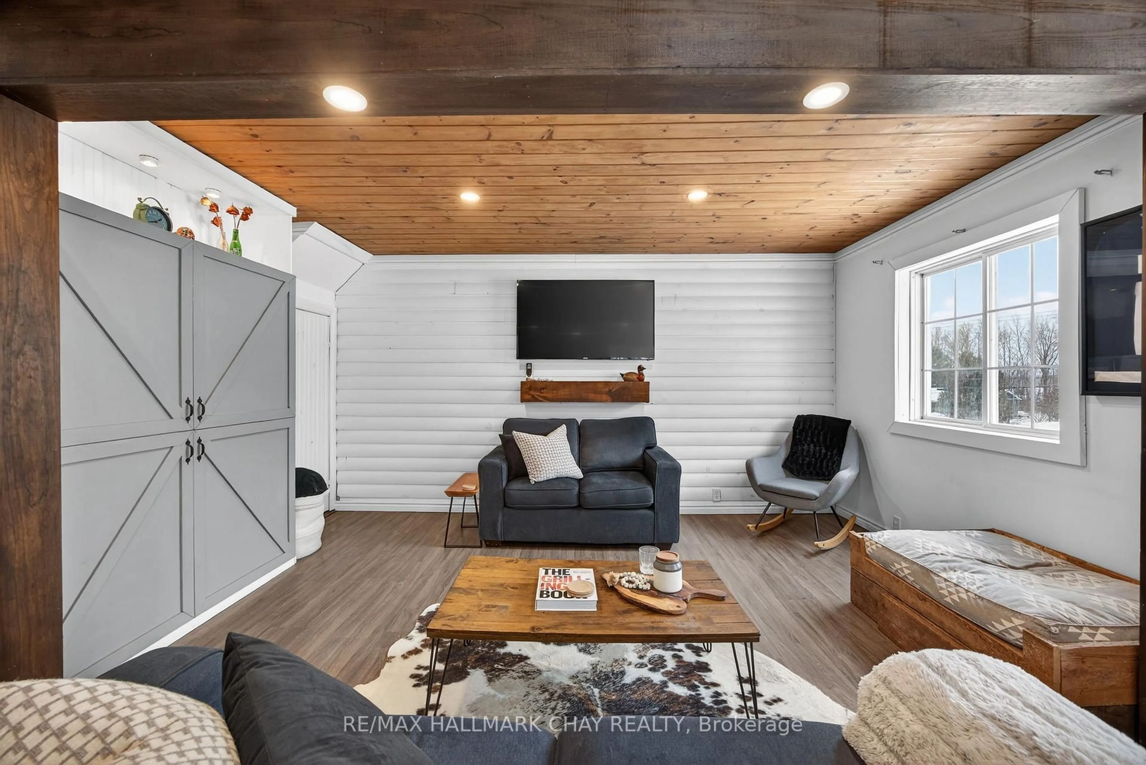 Living room with furniture, wood/laminate floor for 1738 HERON Dr, Severn Ontario L0K 2C0