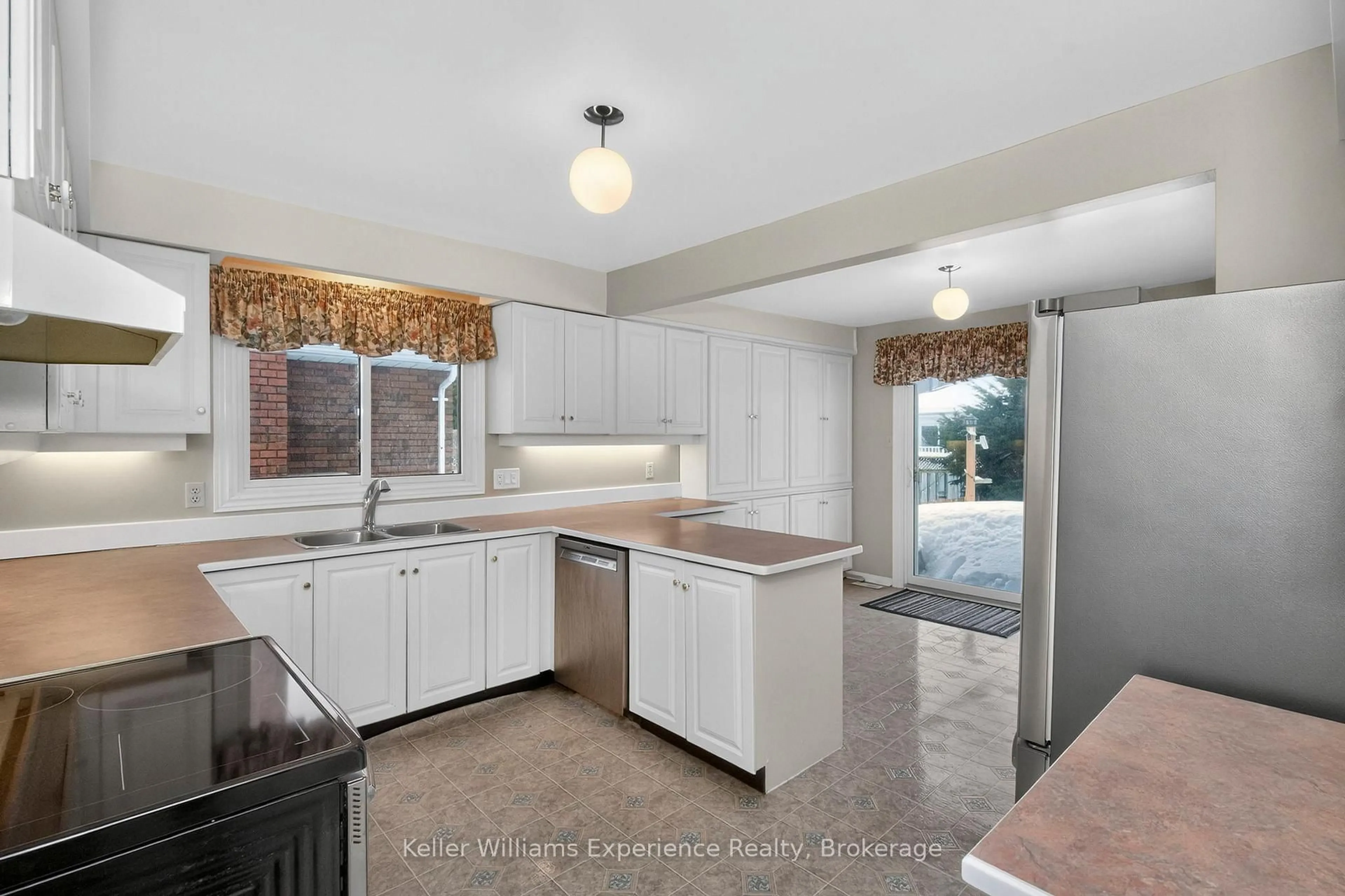 Open concept kitchen, ceramic/tile floor for 943 Playfair Rd, Midland Ontario L4R 4X9