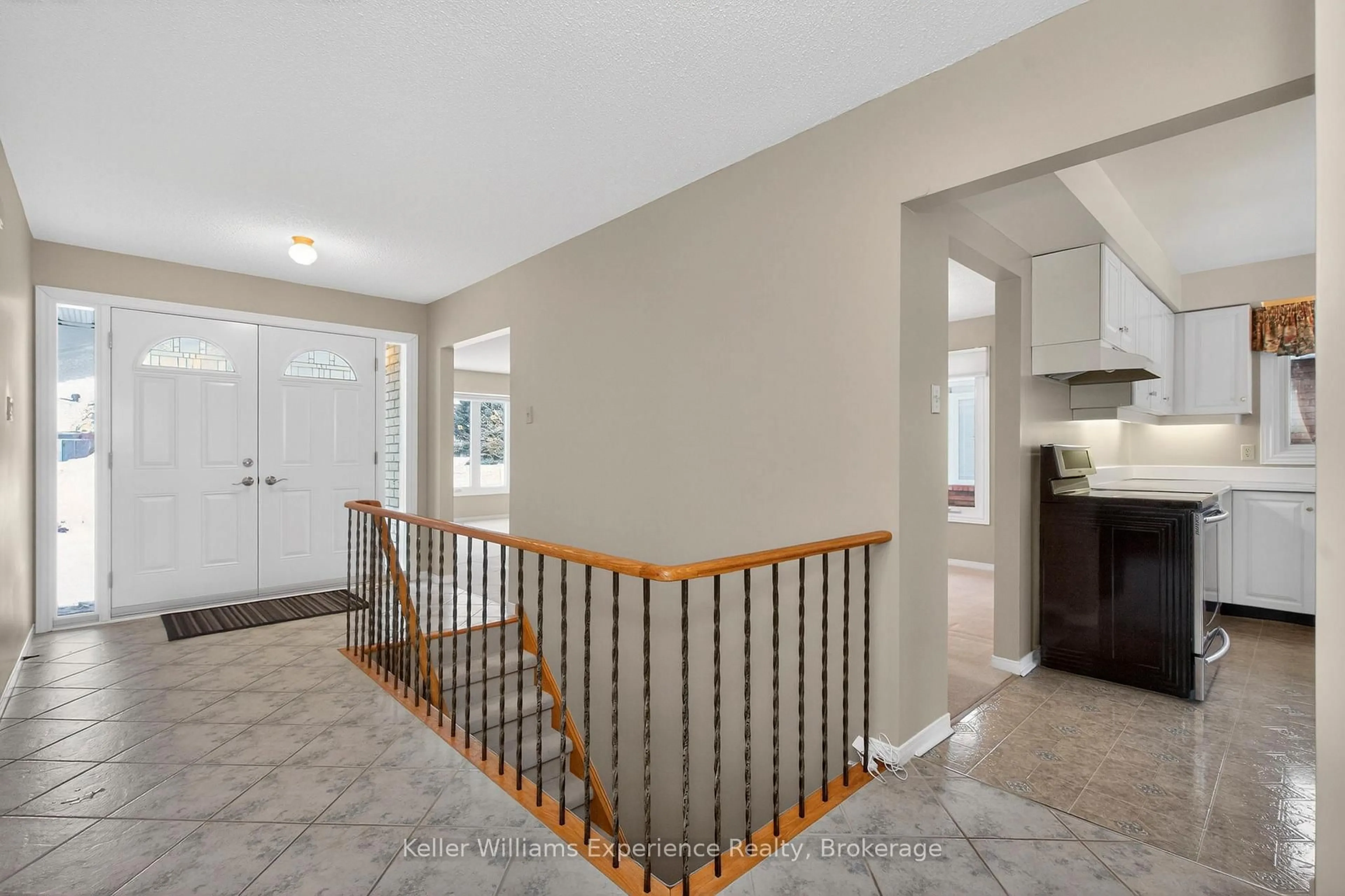 Indoor entryway for 943 Playfair Rd, Midland Ontario L4R 4X9