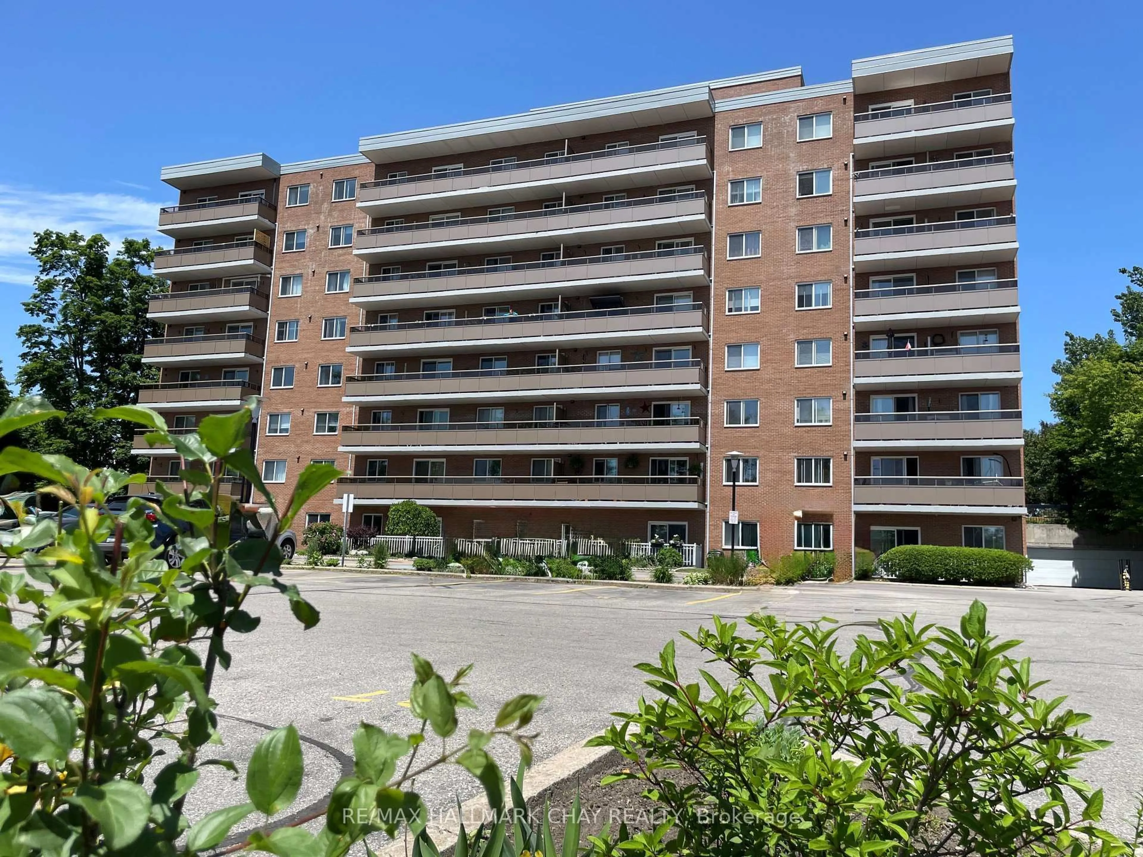 A pic from outside/outdoor area/front of a property/back of a property/a pic from drone, street for 414 Blake St #702, Barrie Ontario L4M 5J7