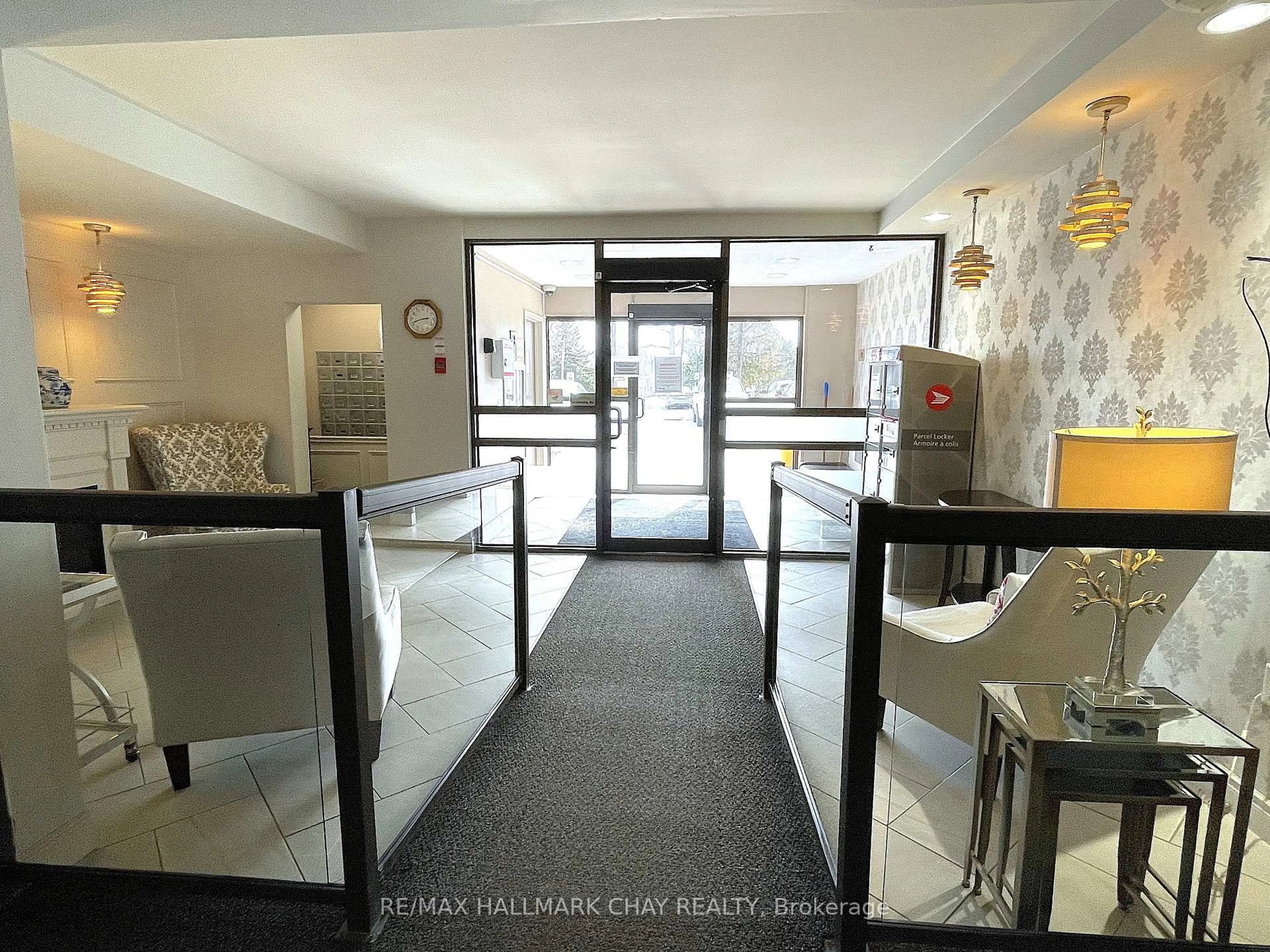 Indoor foyer for 414 Blake St #702, Barrie Ontario L4M 5J7