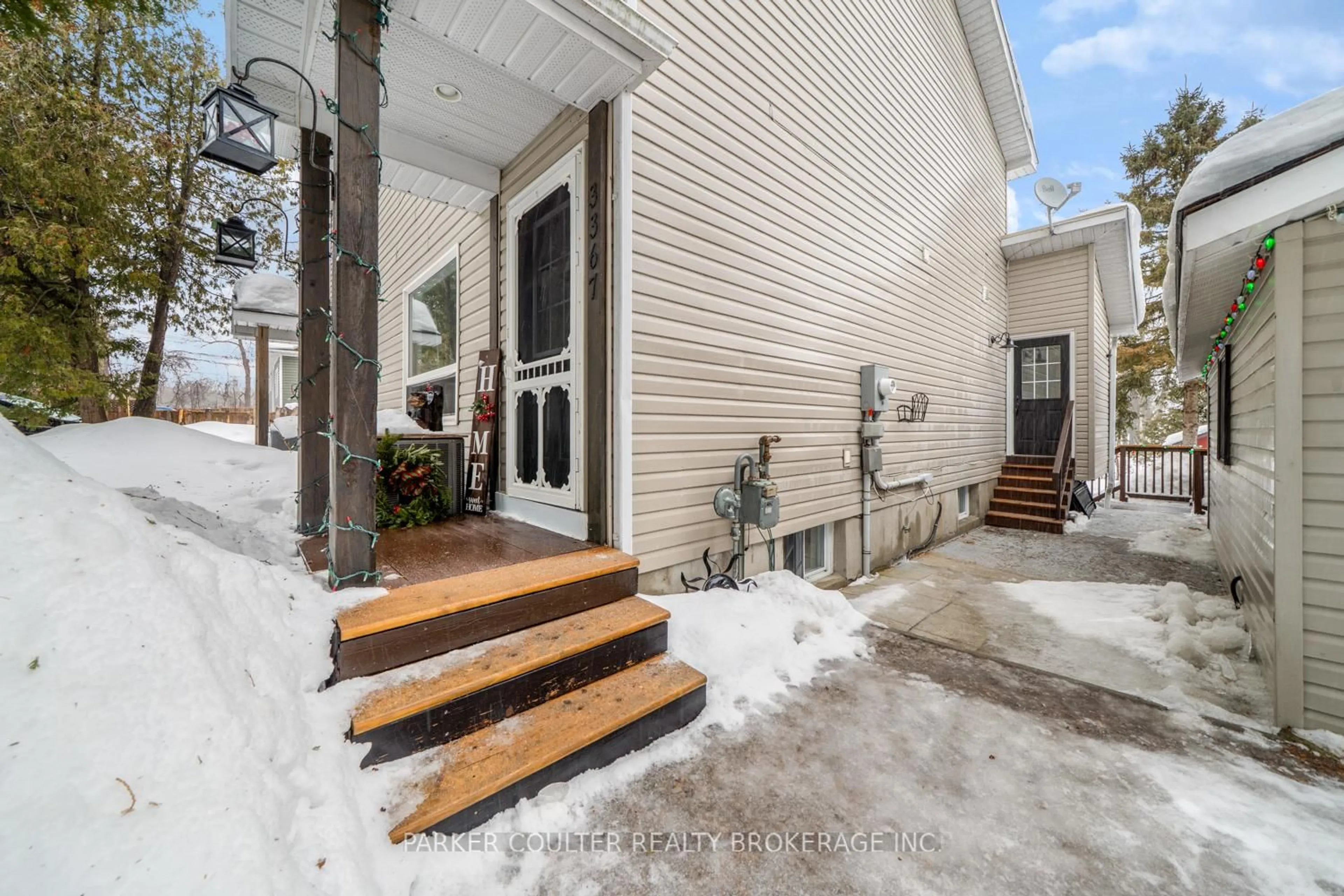 Indoor entryway for 3367 Azcona Ave, Severn Ontario L0K 1G0