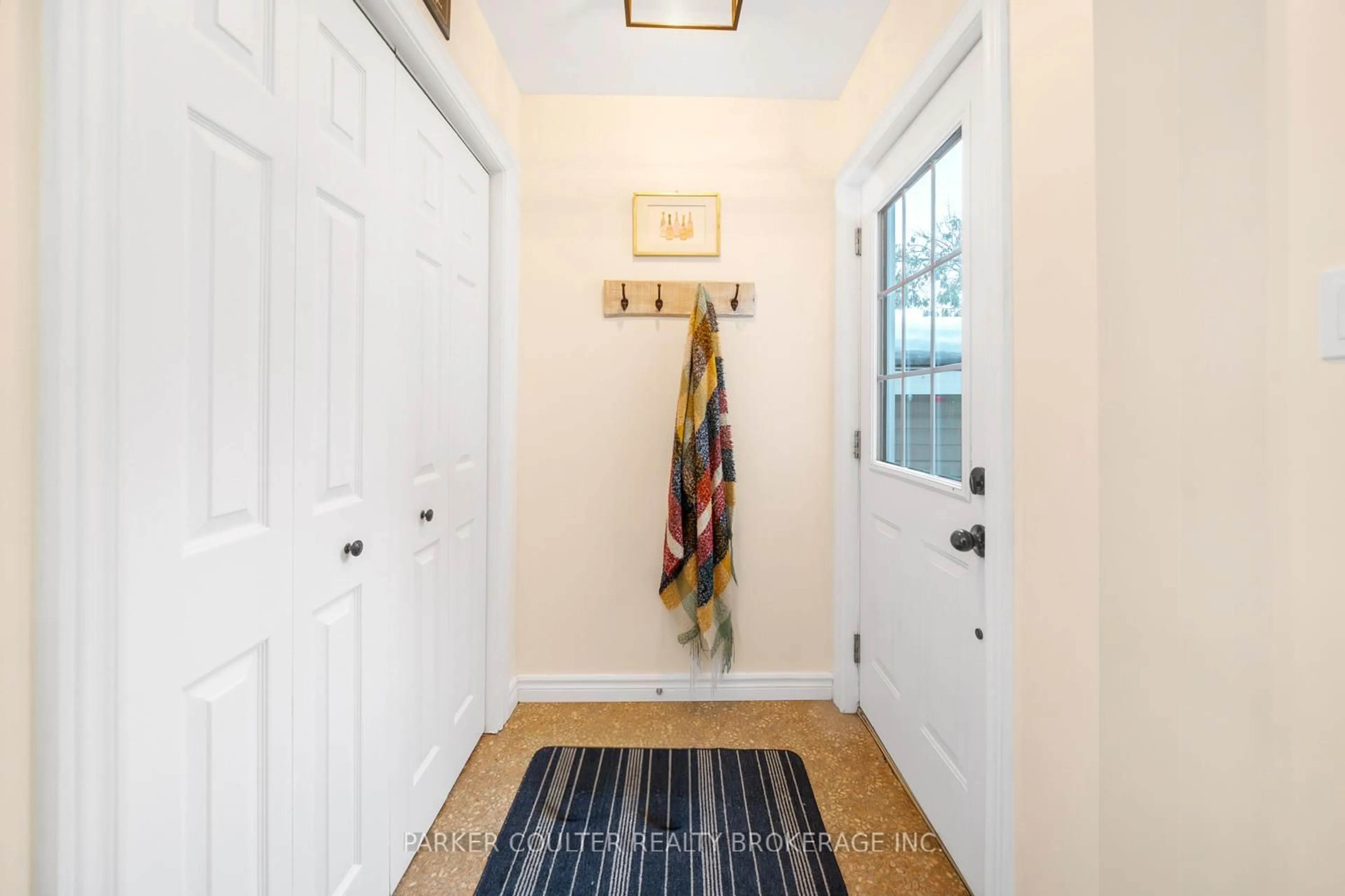 Indoor entryway for 3367 Azcona Ave, Severn Ontario L0K 1G0