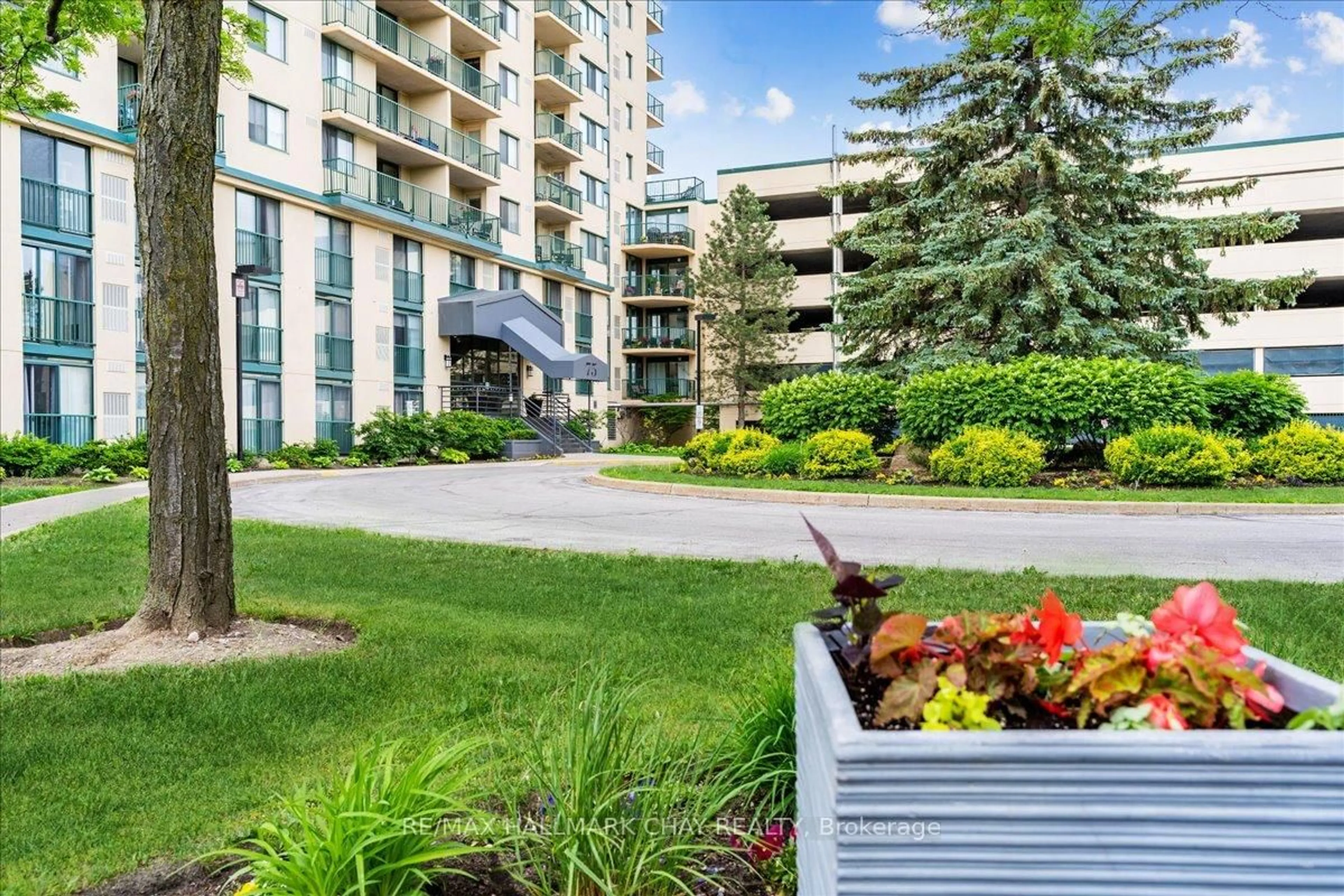 Patio, water/lake/river/ocean view for 75 Ellen St #1107, Barrie Ontario L4N 7R6