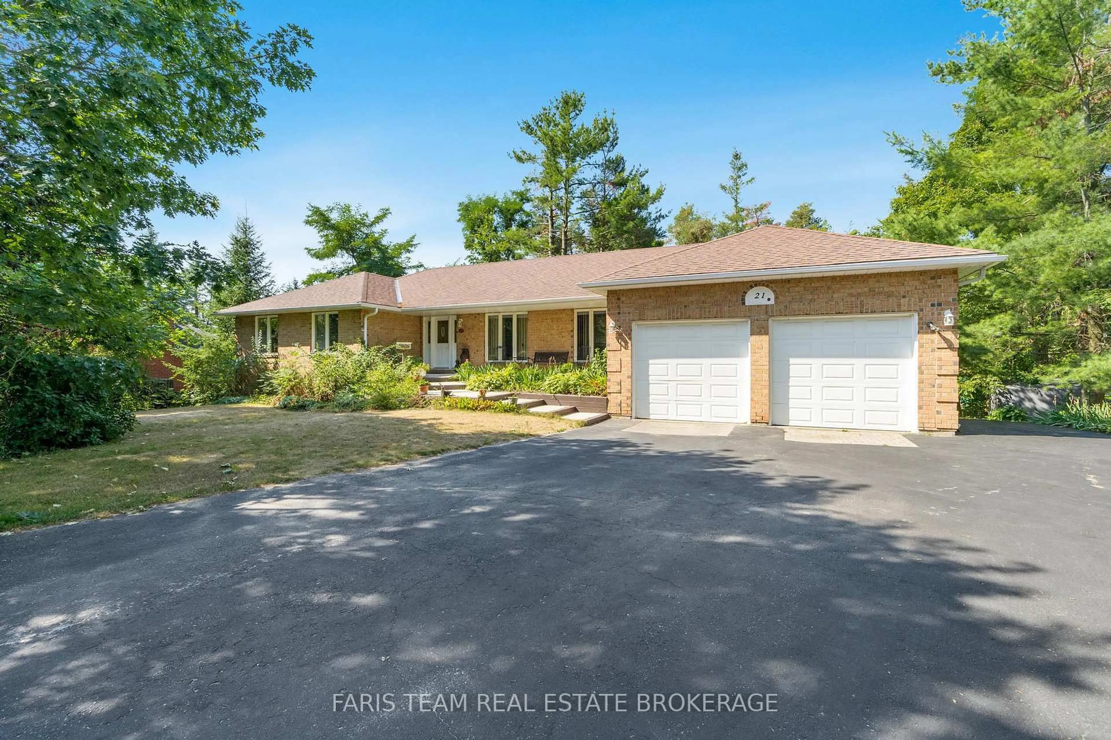A pic from outside/outdoor area/front of a property/back of a property/a pic from drone, street for 21 Forest Hill Dr, Springwater Ontario L9X 0J4