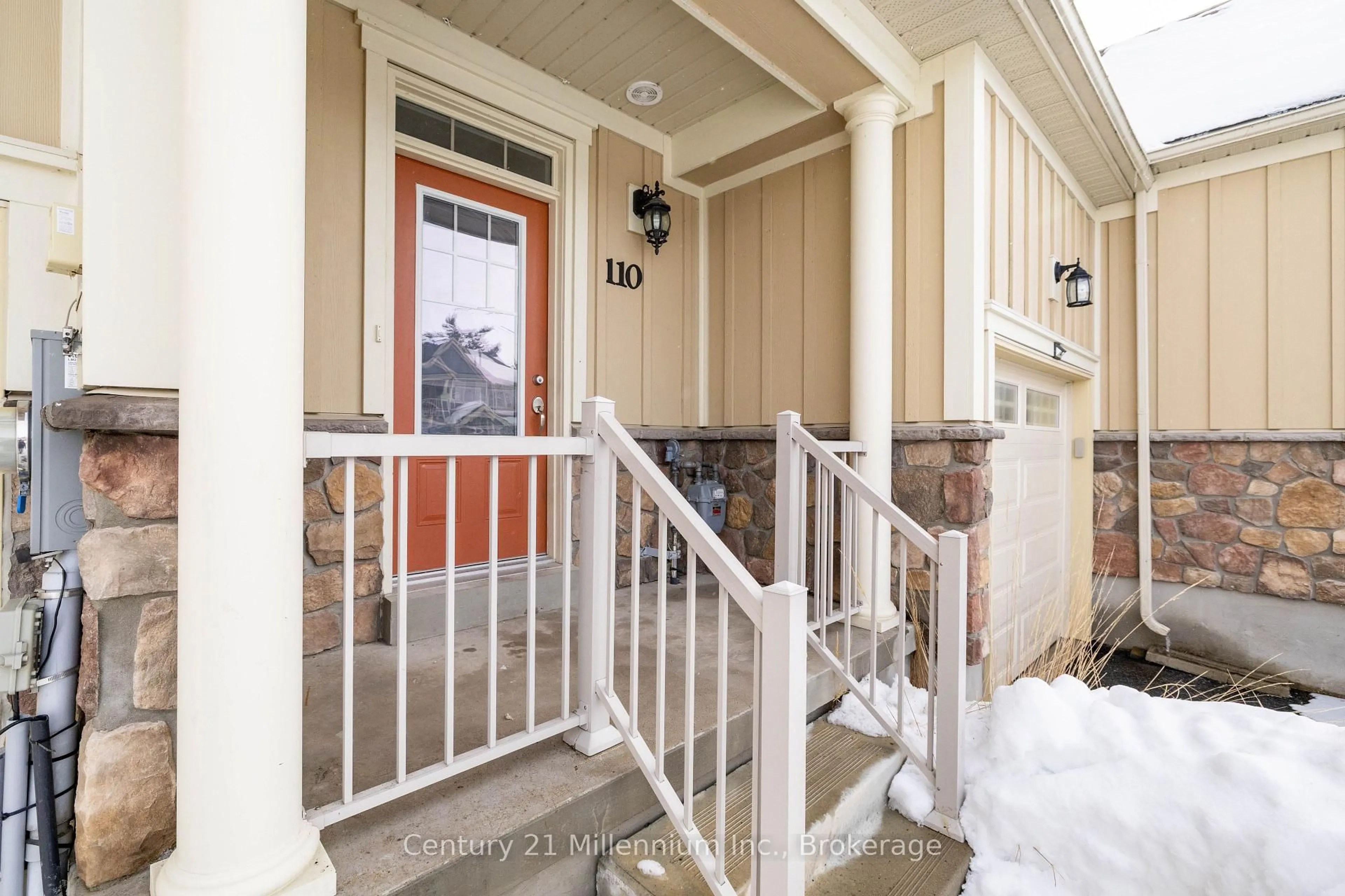 Indoor entryway for 110 Sandy Coast Cres, Wasaga Beach Ontario L9Z 0G1