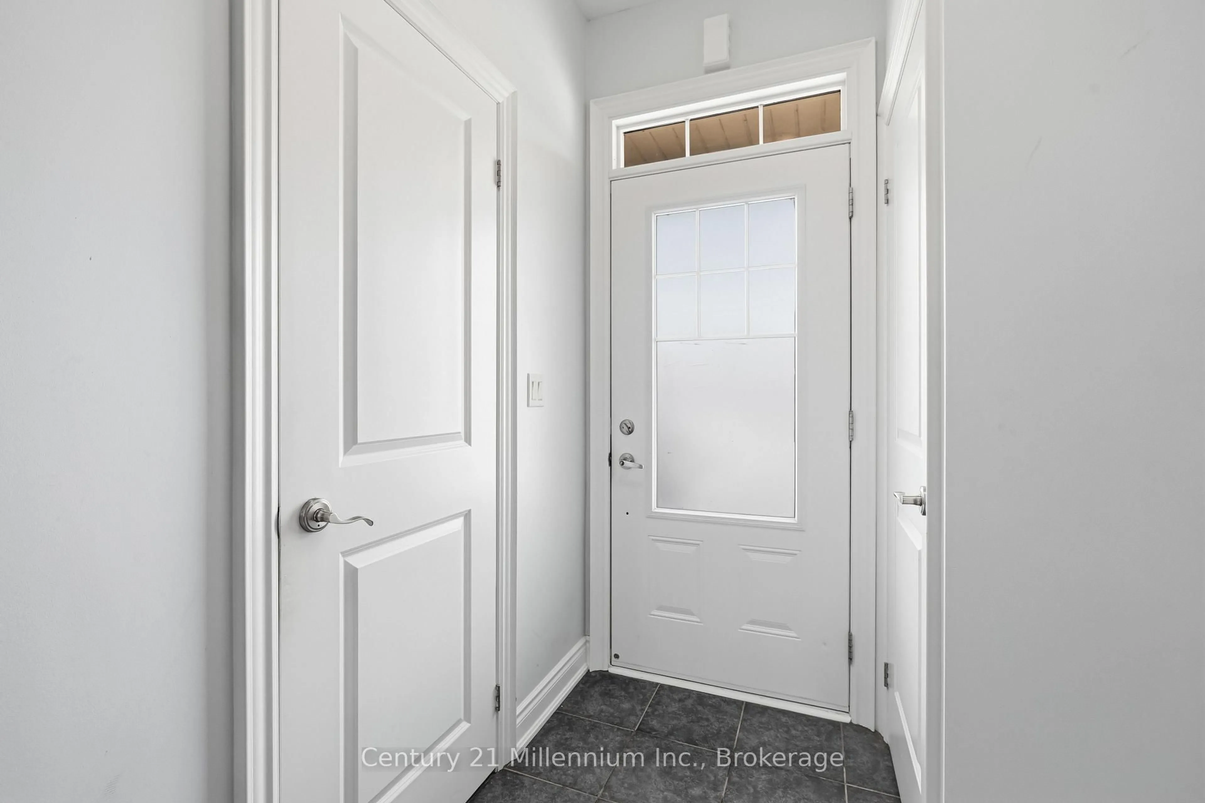 Indoor entryway for 110 Sandy Coast Cres, Wasaga Beach Ontario L9Z 0G1