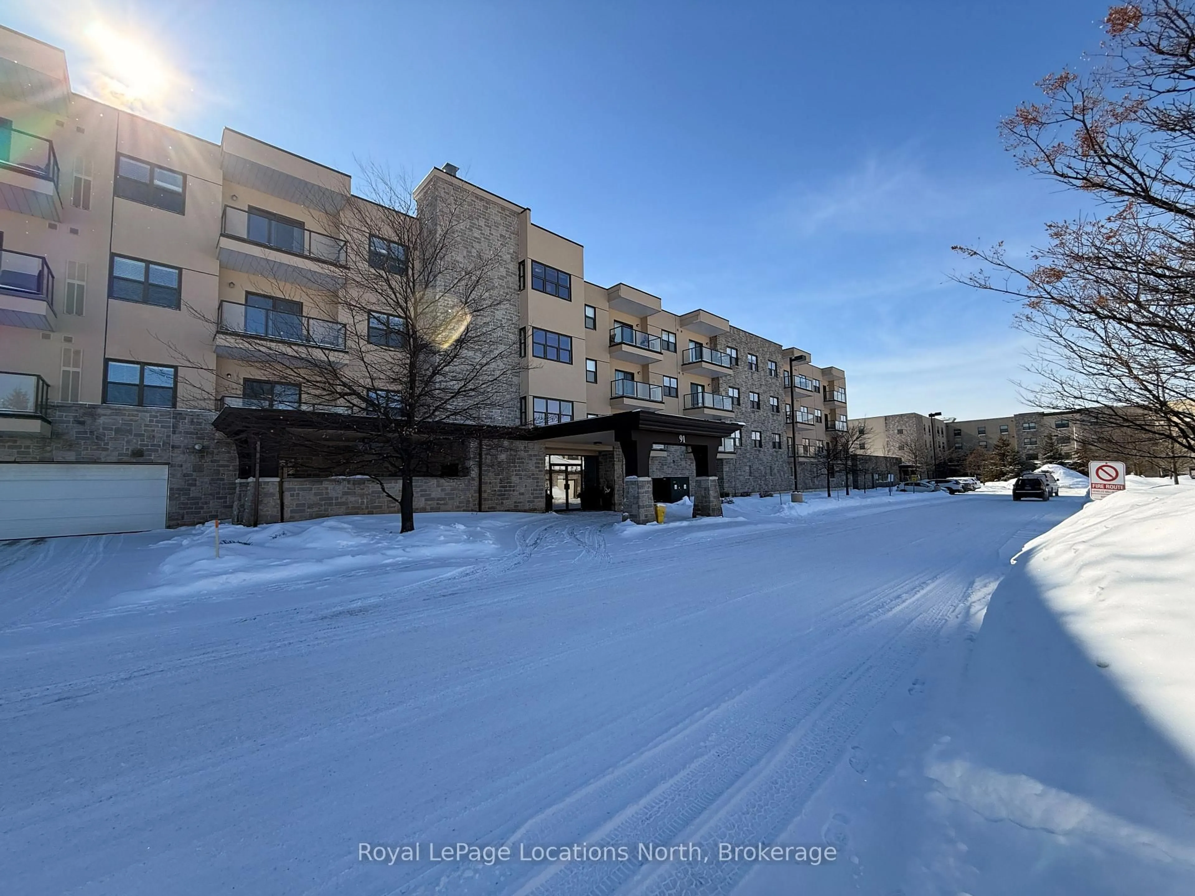 A pic from outside/outdoor area/front of a property/back of a property/a pic from drone, unknown for 91 RAGLAN St #303, Collingwood Ontario L9Y 4V3
