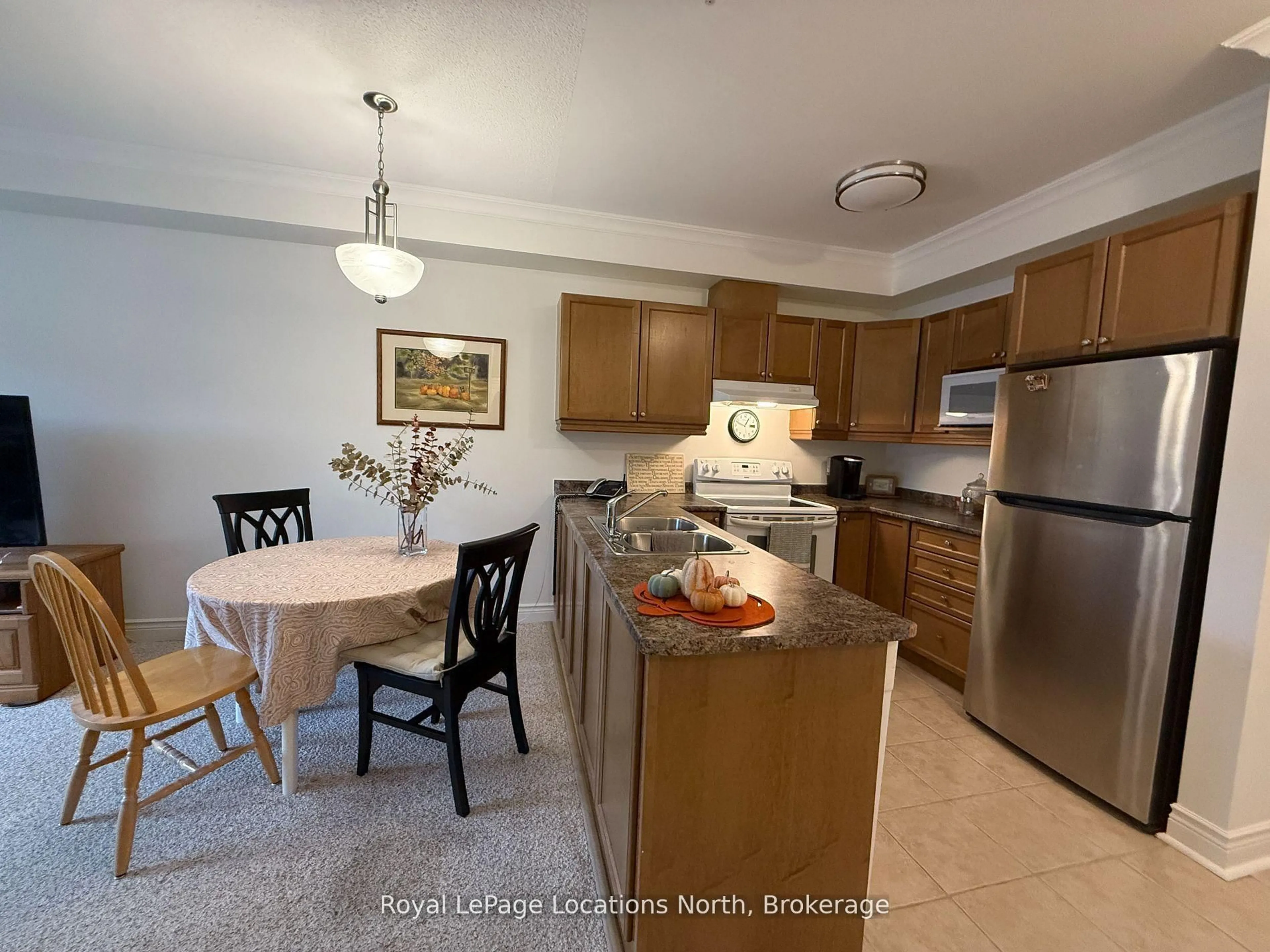 Standard kitchen, ceramic/tile floor for 91 RAGLAN St #303, Collingwood Ontario L9Y 4V3