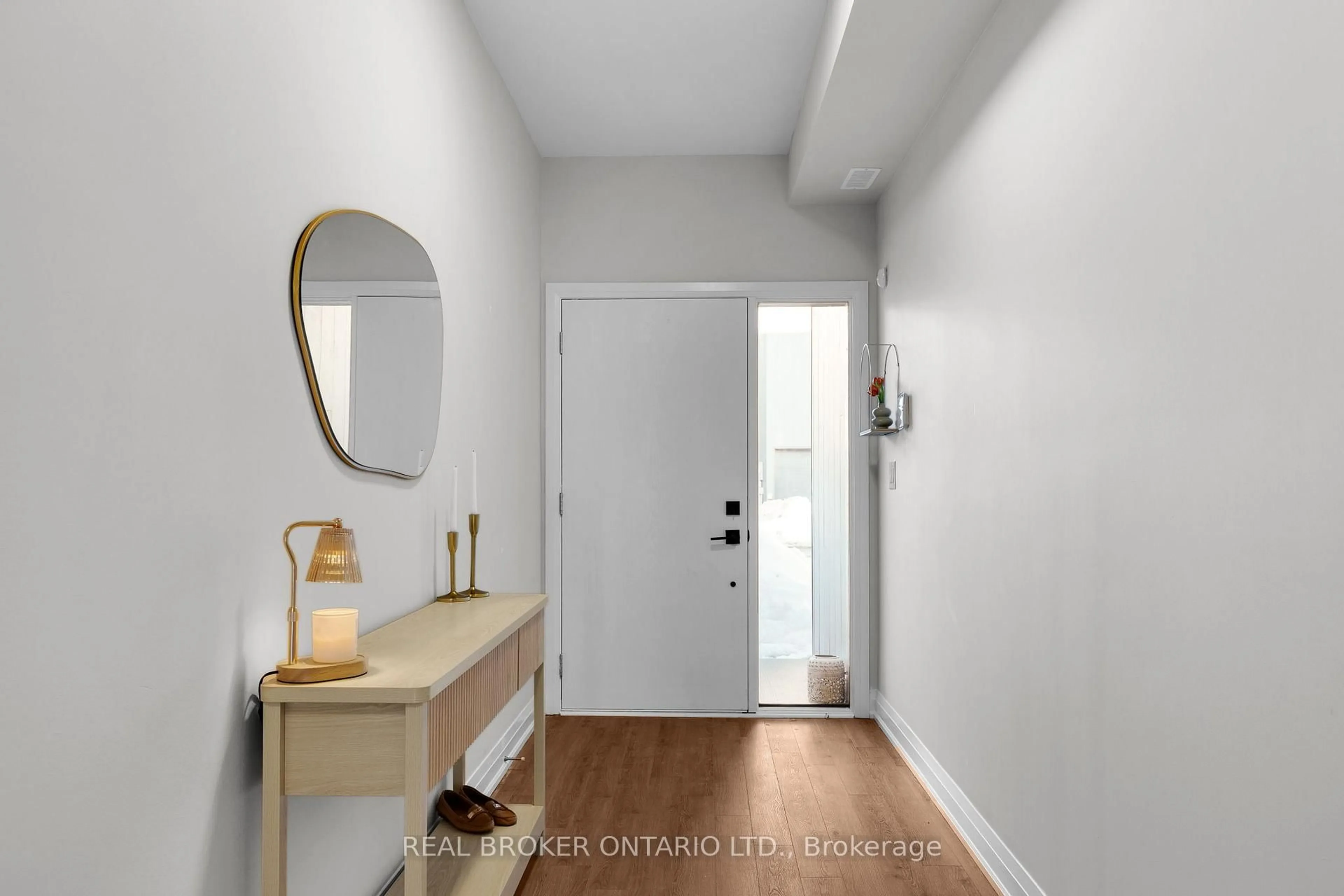 Indoor entryway for 96 Sunshine Lane, Orillia Ontario L3V 7L8