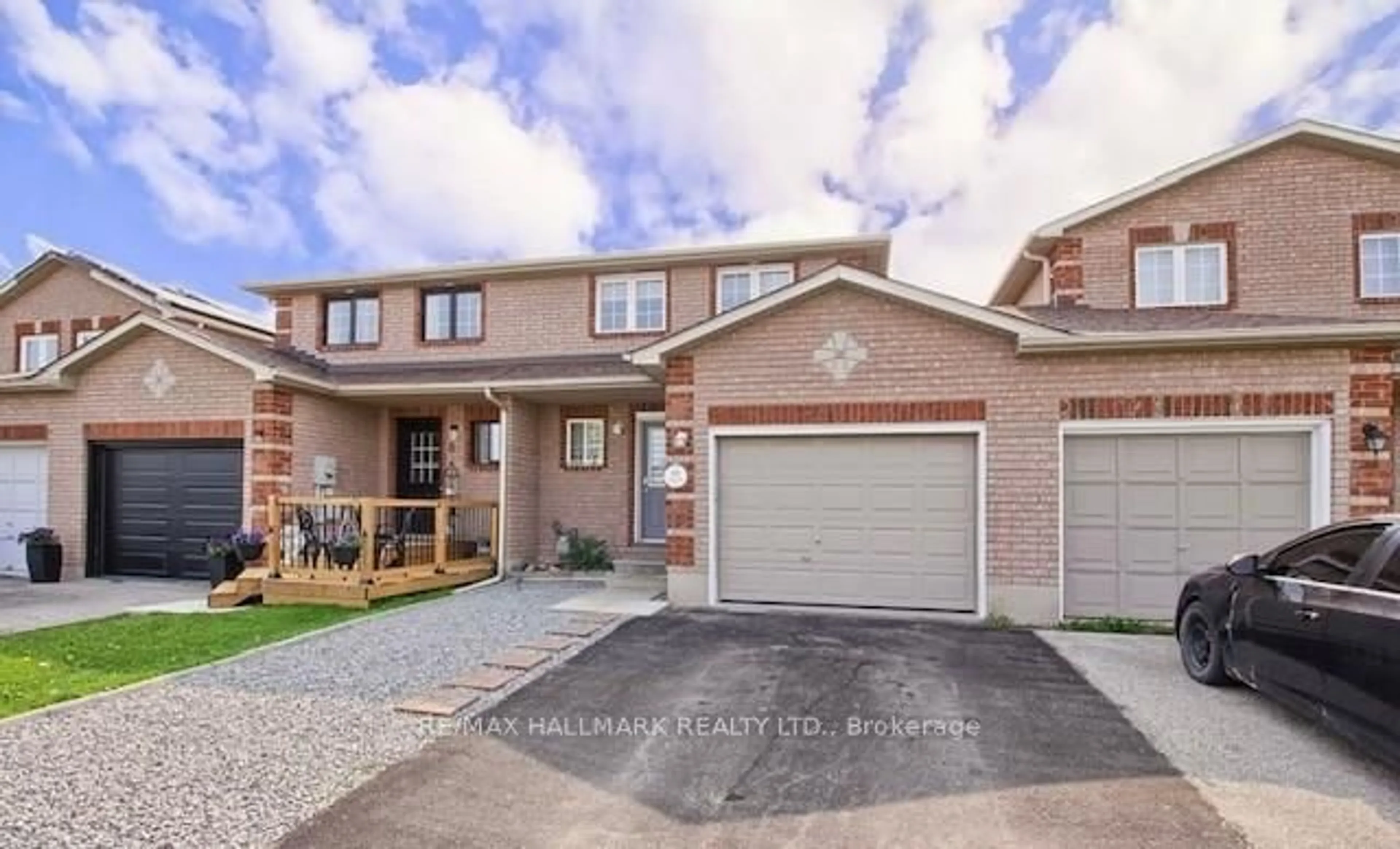 Home with brick exterior material, street for 10 Sydenham Wells, Barrie Ontario L4M 6R3