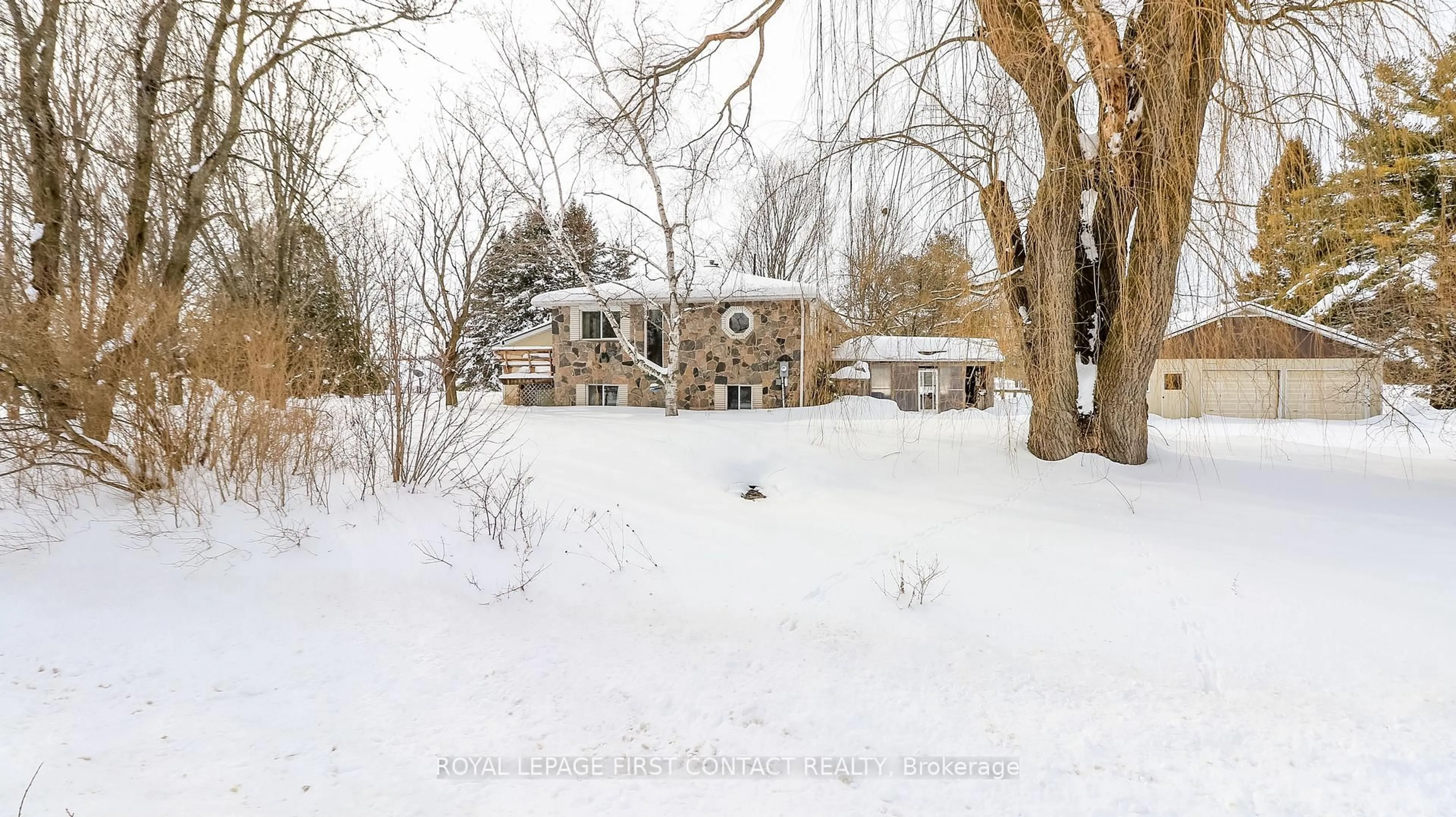 A pic from outside/outdoor area/front of a property/back of a property/a pic from drone, street for 6237 2 Concession, Clearview Ontario L0M 1N0