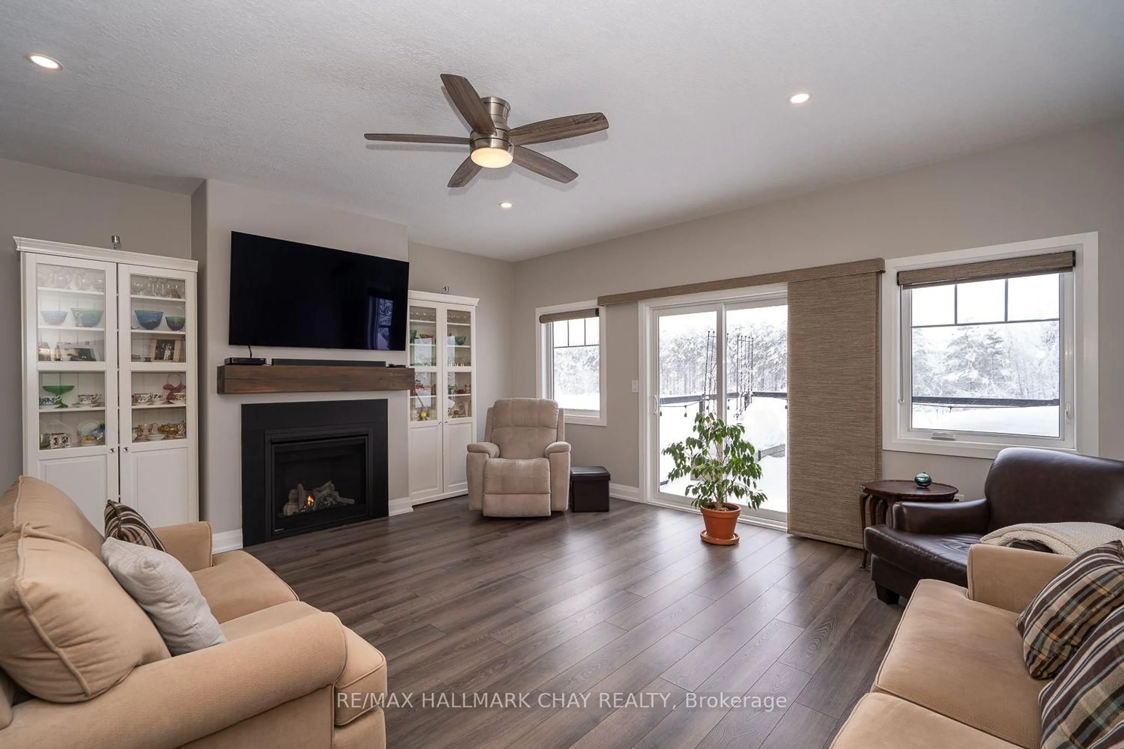 Living room with furniture, unknown for 54 Landscape Dr, Oro-Medonte Ontario L0L 2L0