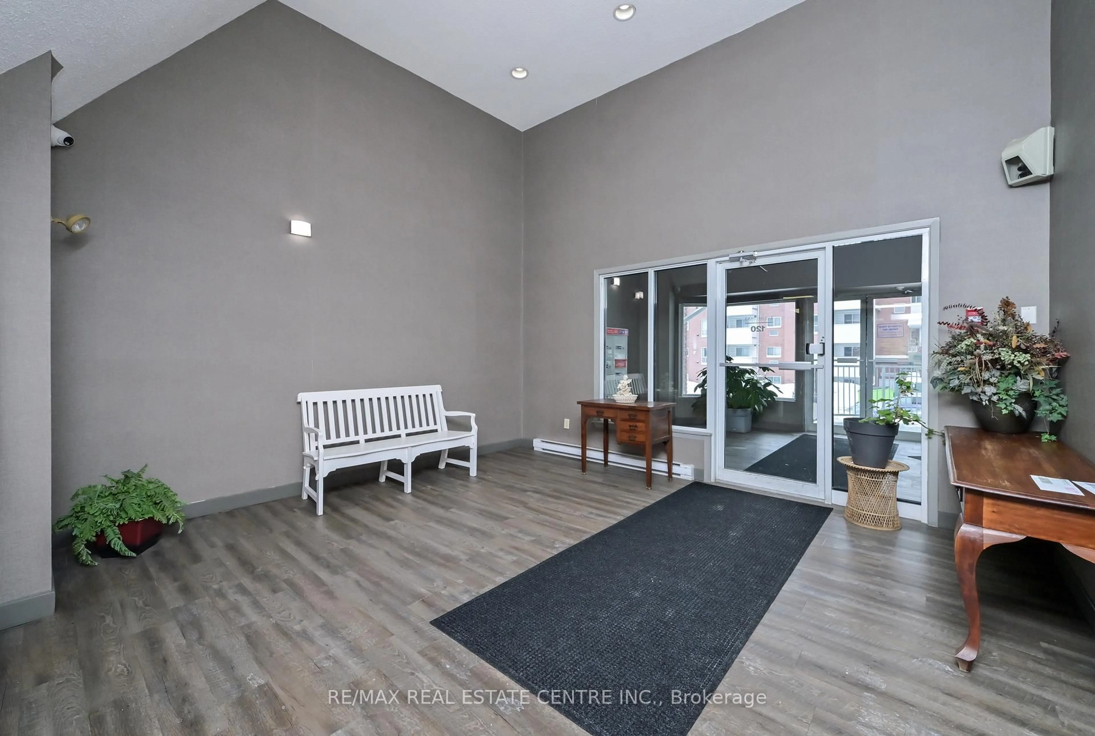 Indoor foyer for 120 Bell Farm Rd #409, Barrie Ontario L4M 6J2