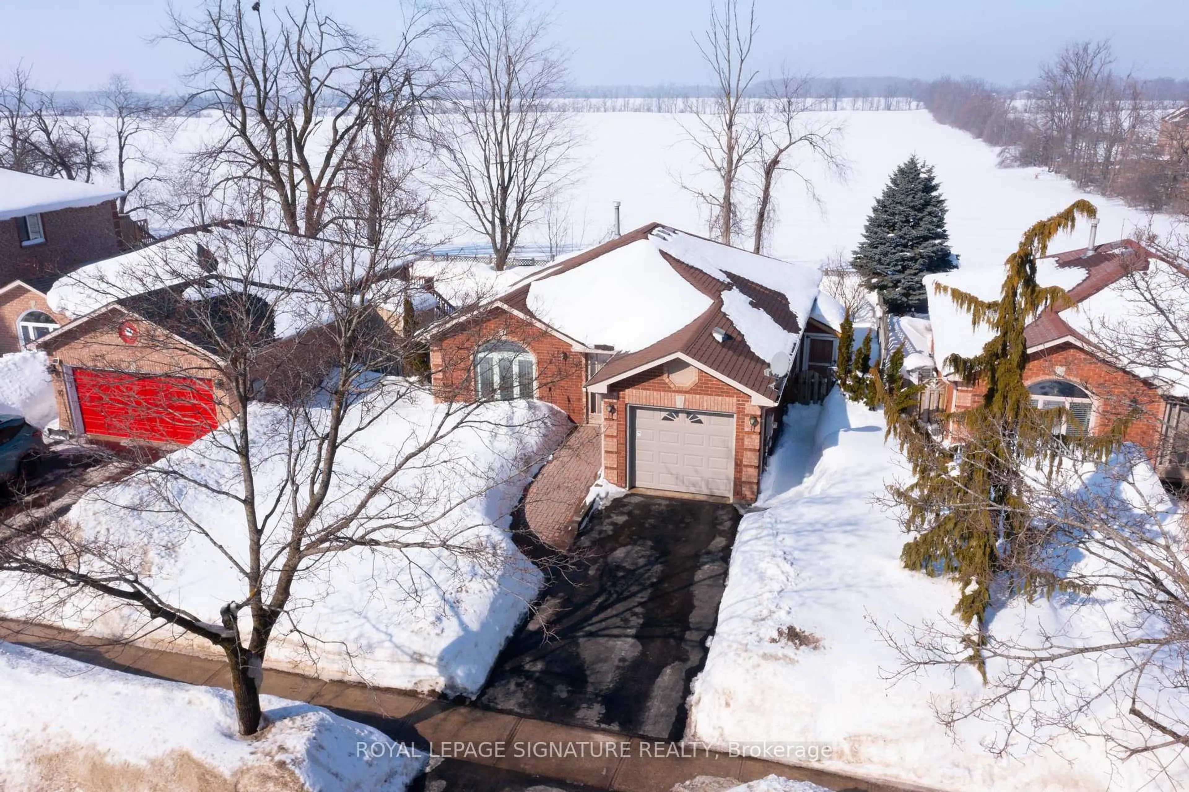 A pic from outside/outdoor area/front of a property/back of a property/a pic from drone, street for 110 Hanmer St, Barrie Ontario L4N 7T6
