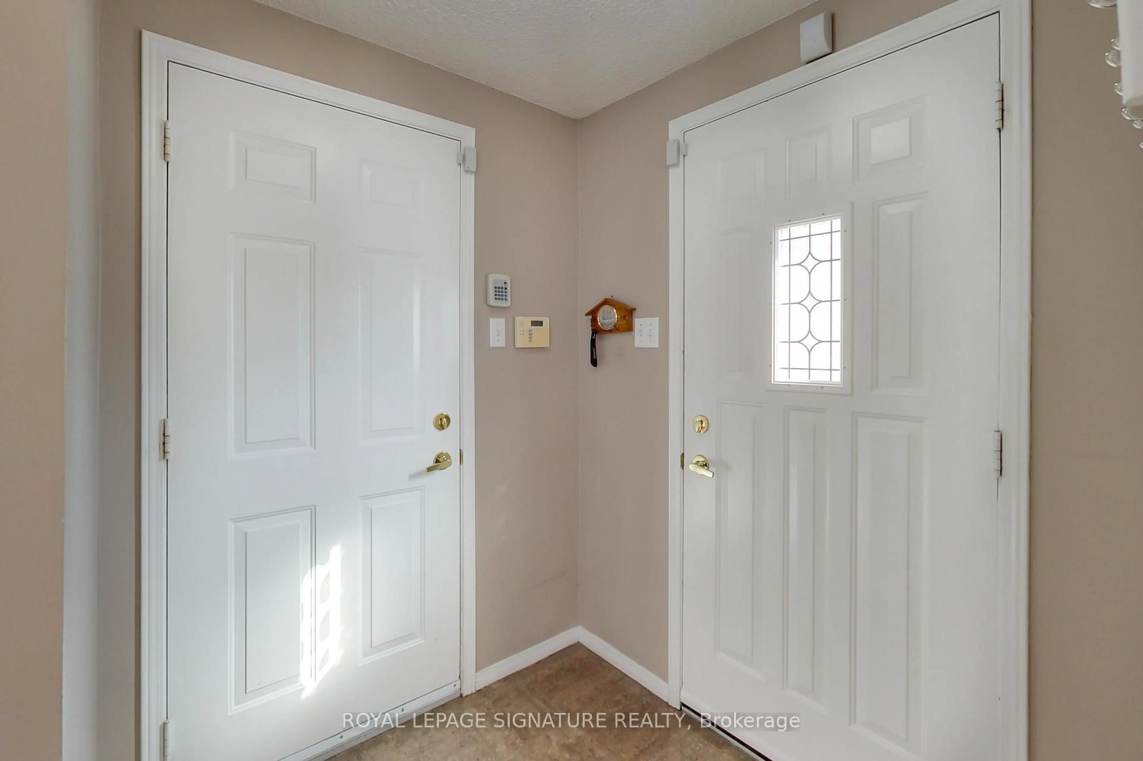 Indoor entryway for 110 Hanmer St, Barrie Ontario L4N 7T6
