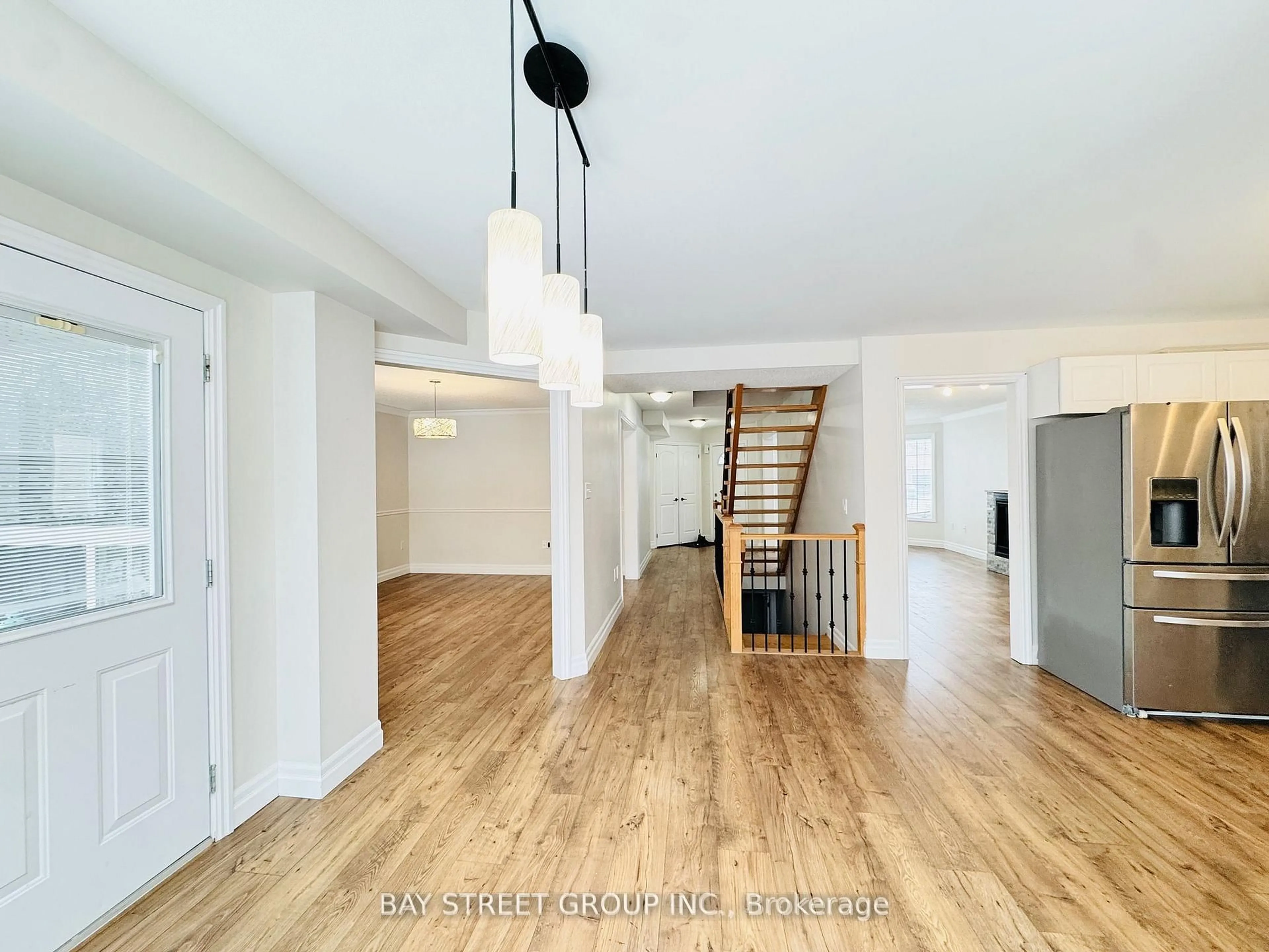 Indoor entryway for 28 Shalom Way, Barrie Ontario L4N 5X9