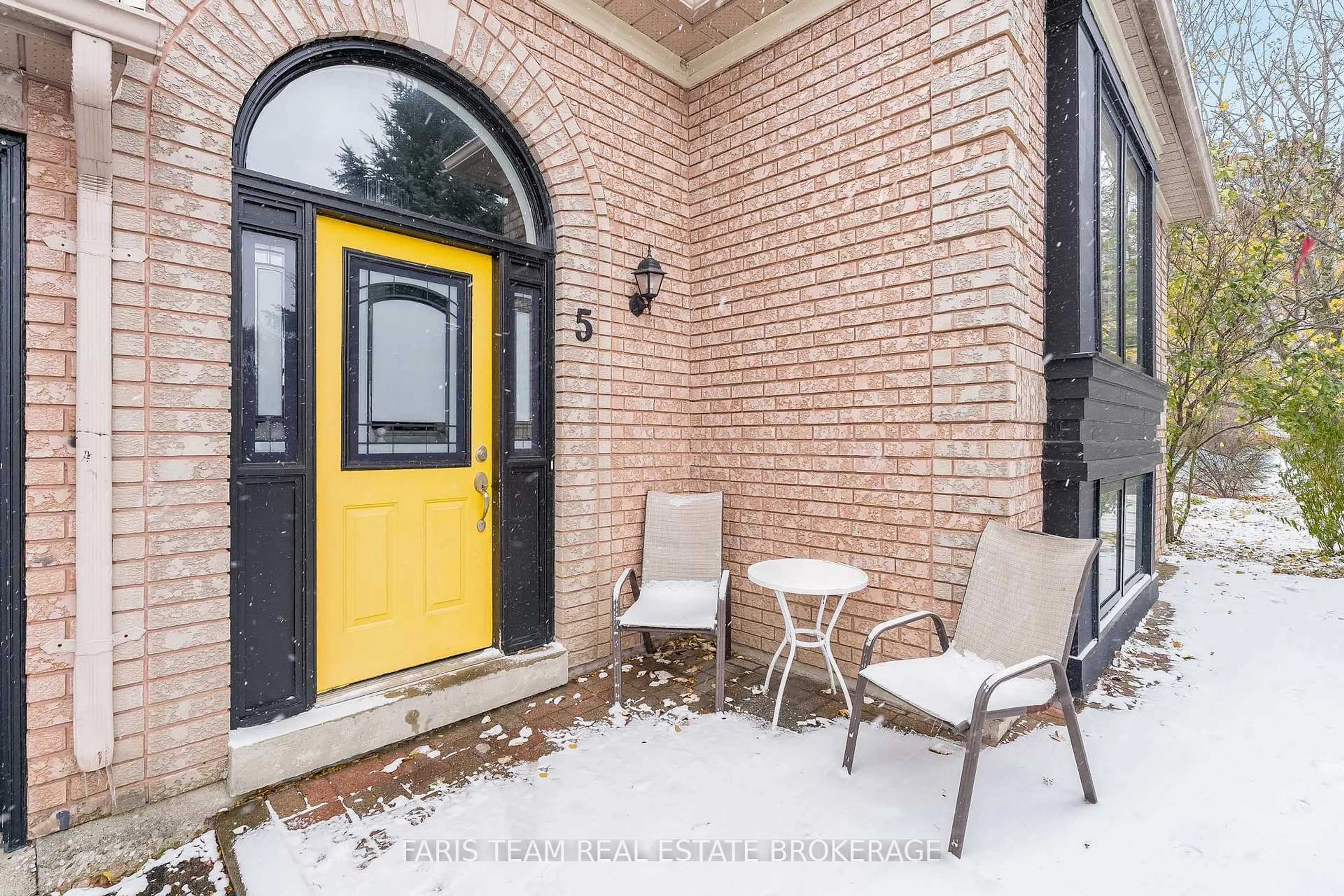 Indoor entryway for 5 Harbour Cres, Wasaga Beach Ontario L9Z 1G4