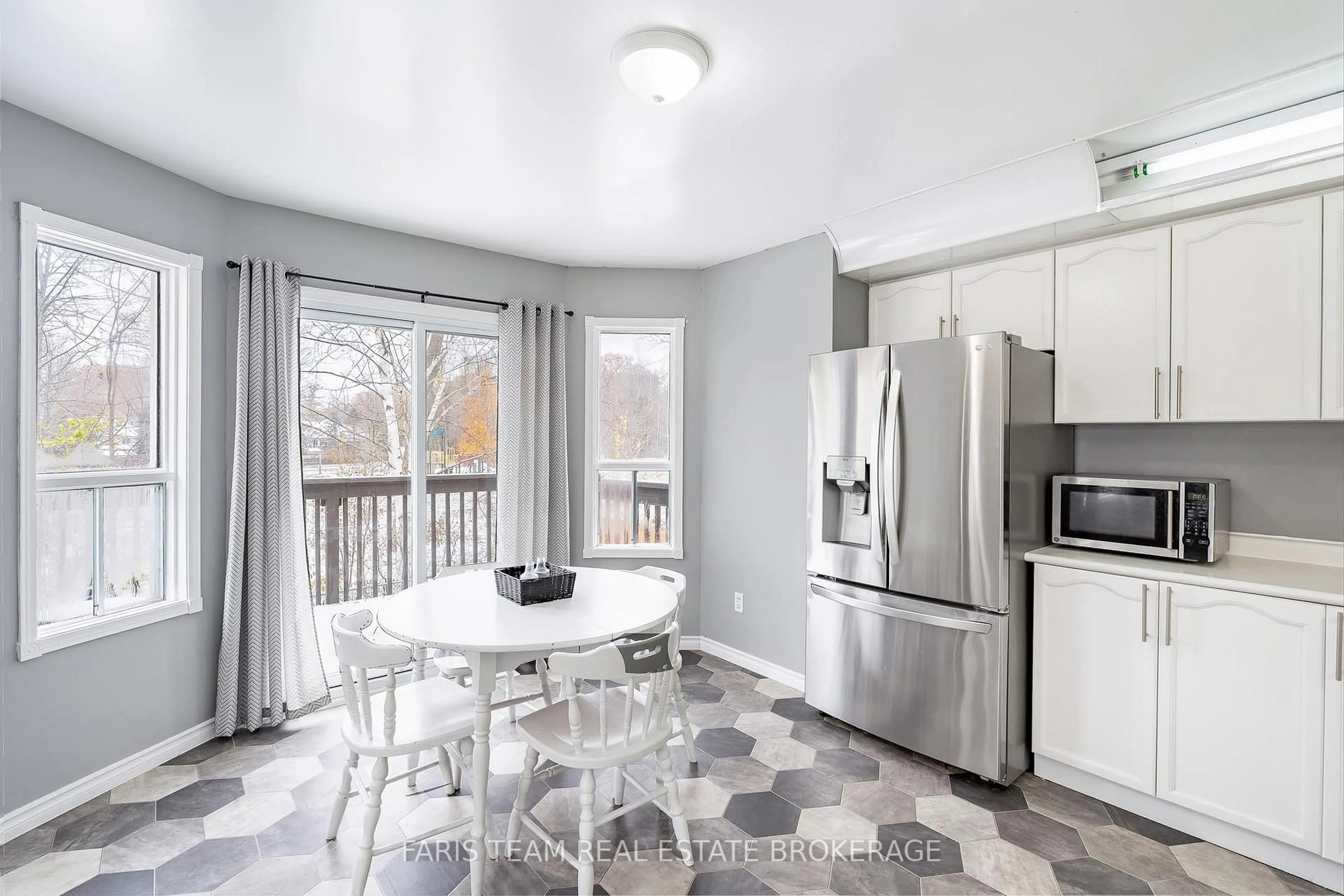 Open concept kitchen, unknown for 5 Harbour Cres, Wasaga Beach Ontario L9Z 1G4