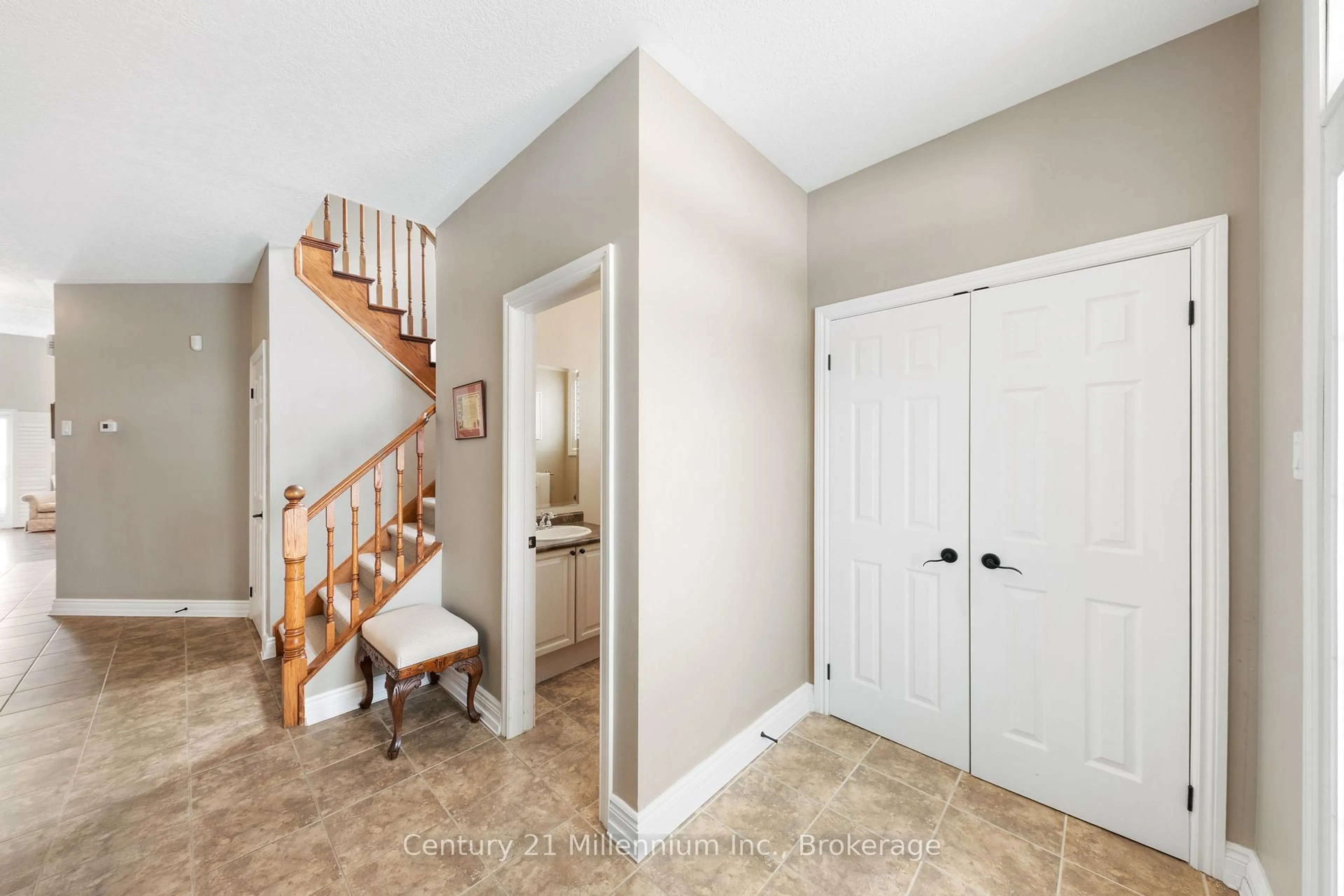 Indoor entryway for 9 Hill St, Collingwood Ontario L9Y 0A7