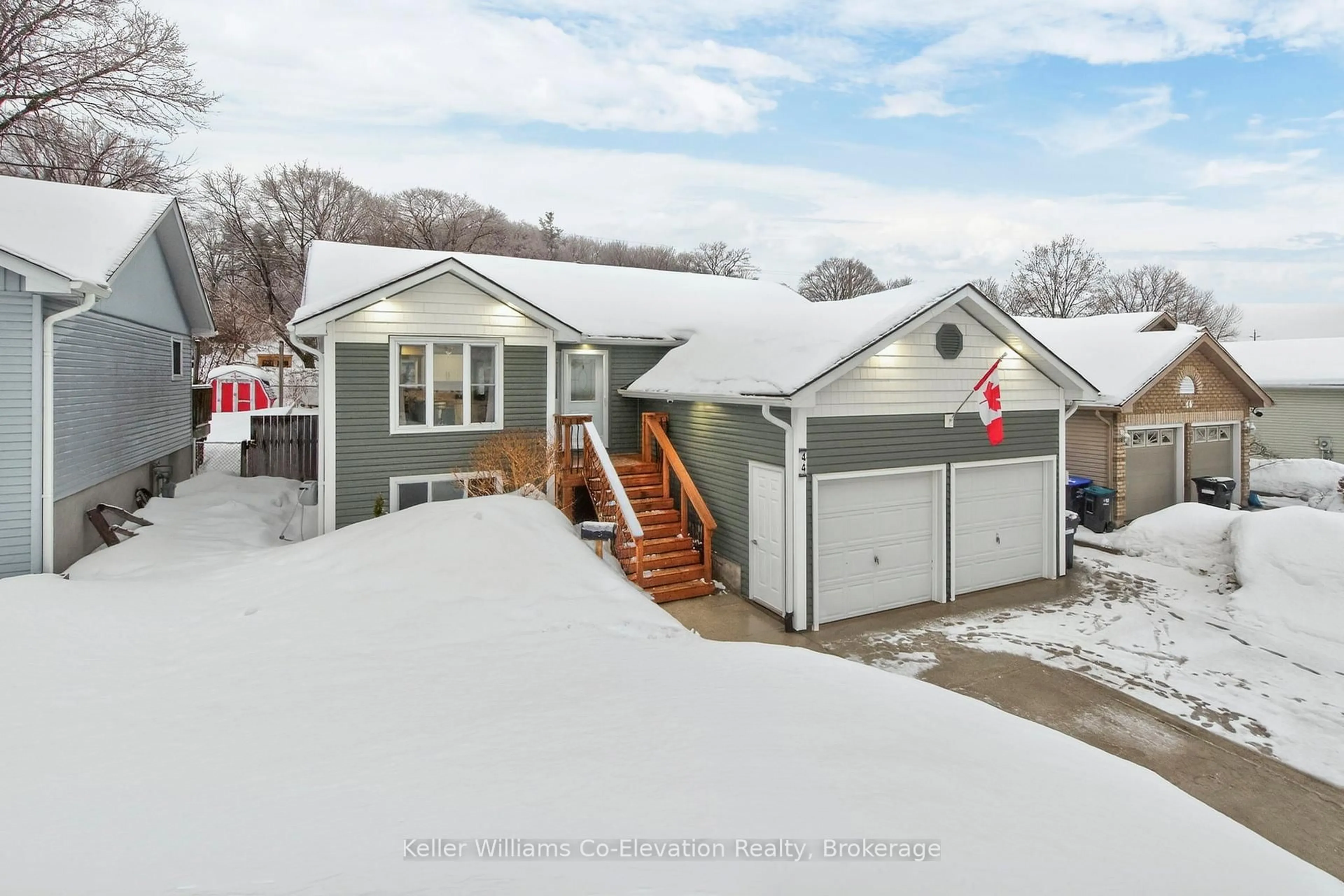 A pic from outside/outdoor area/front of a property/back of a property/a pic from drone, street for 44 Byrnes Cres, Penetanguishene Ontario L9M 1V9