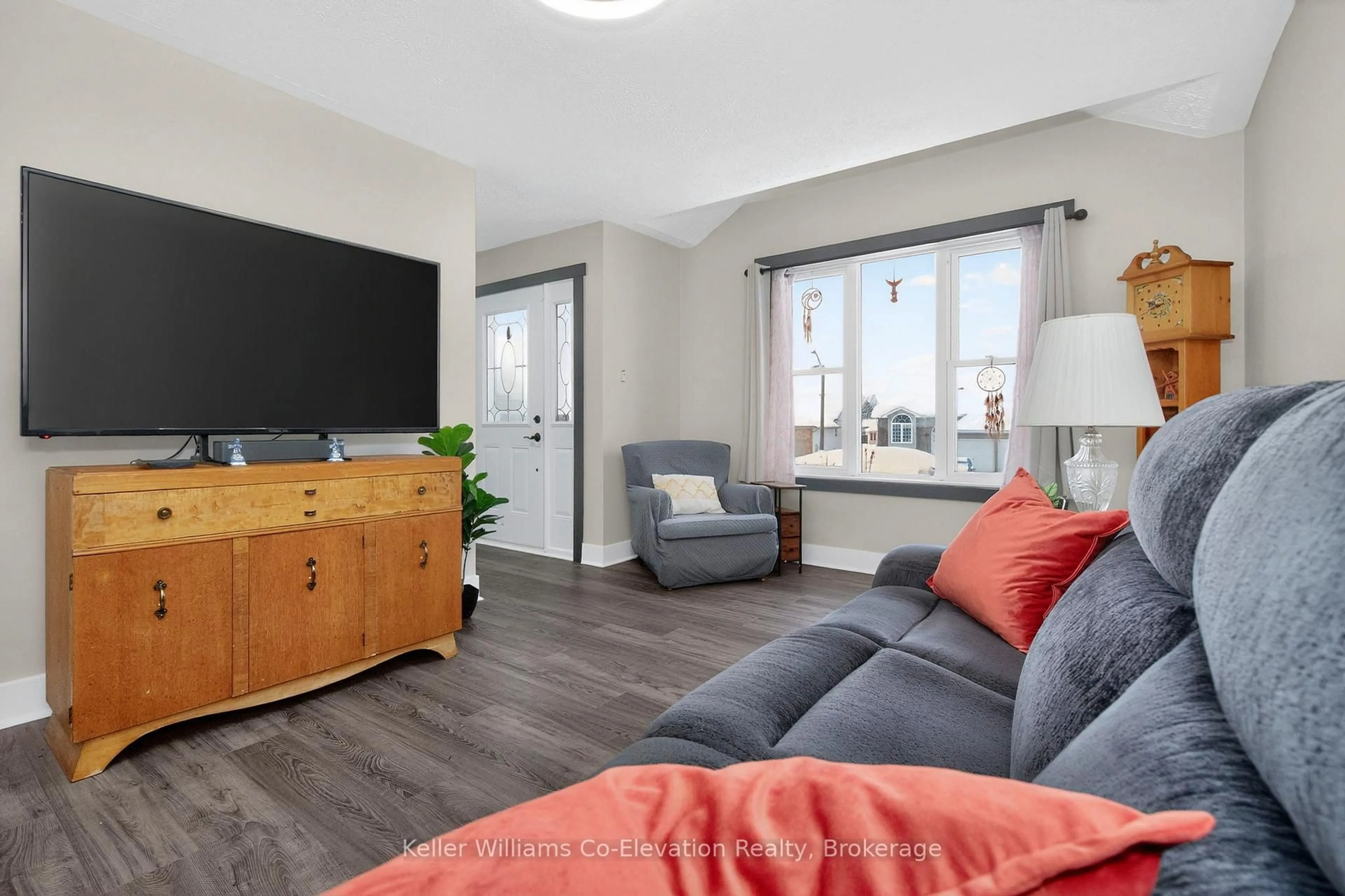 Living room with furniture, unknown for 44 Byrnes Cres, Penetanguishene Ontario L9M 1V9