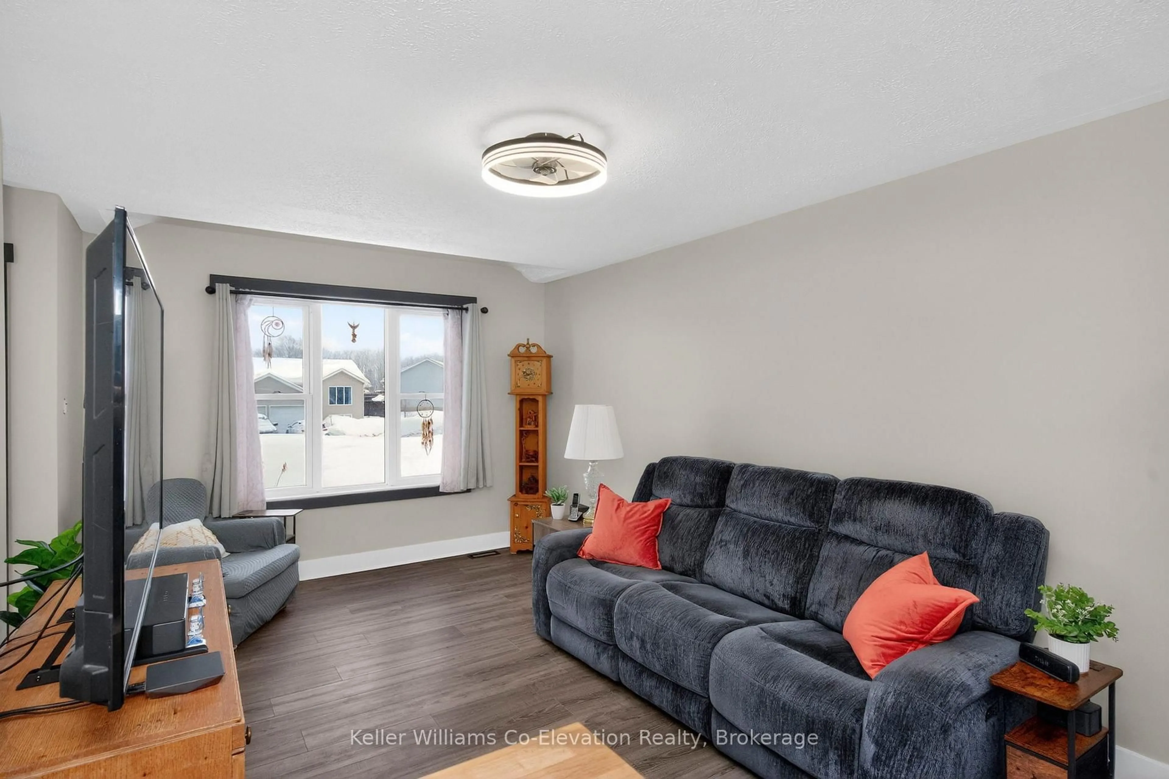 Living room with furniture, unknown for 44 Byrnes Cres, Penetanguishene Ontario L9M 1V9