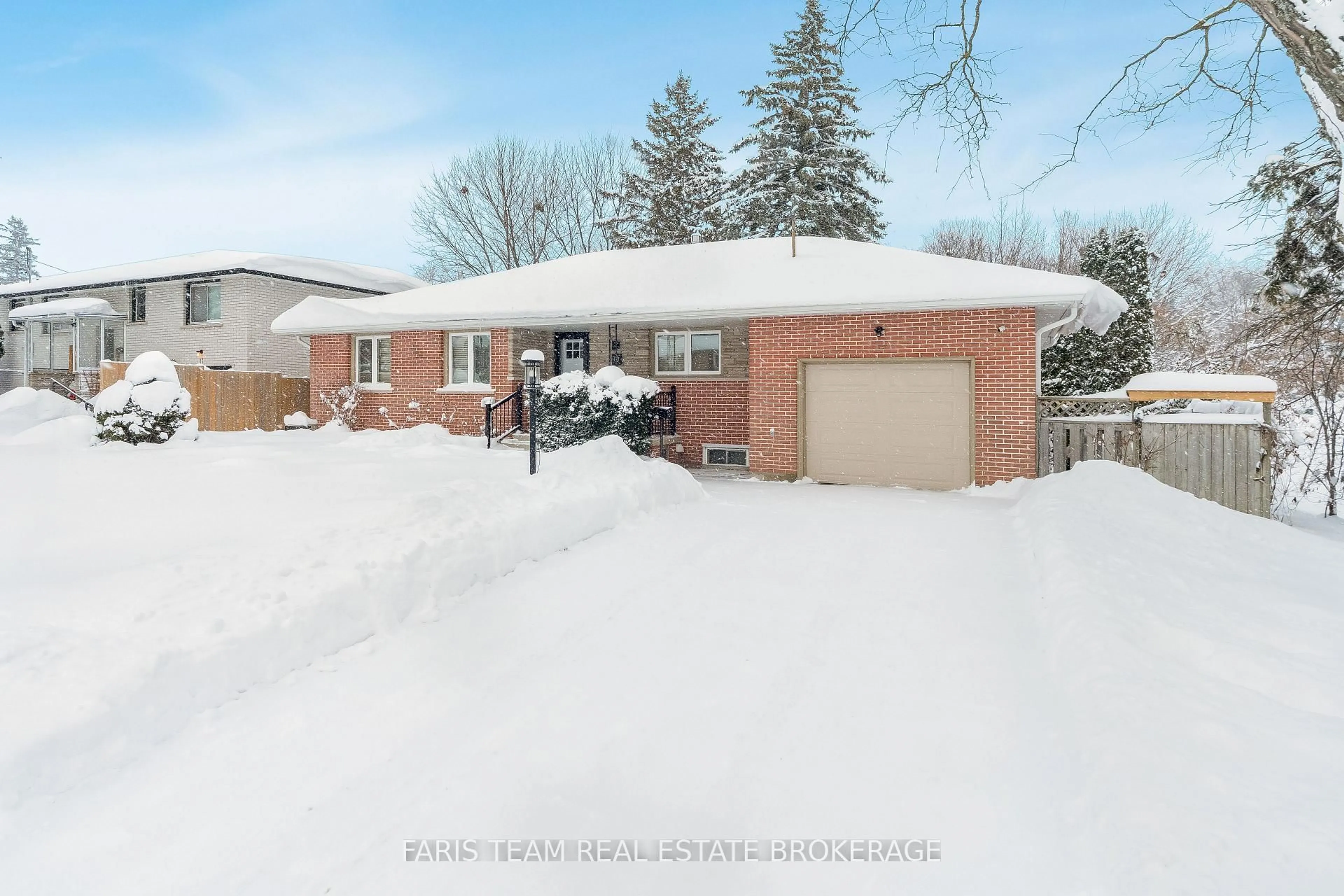 Unknown for 15 Davidson St, Barrie Ontario L4M 3R9