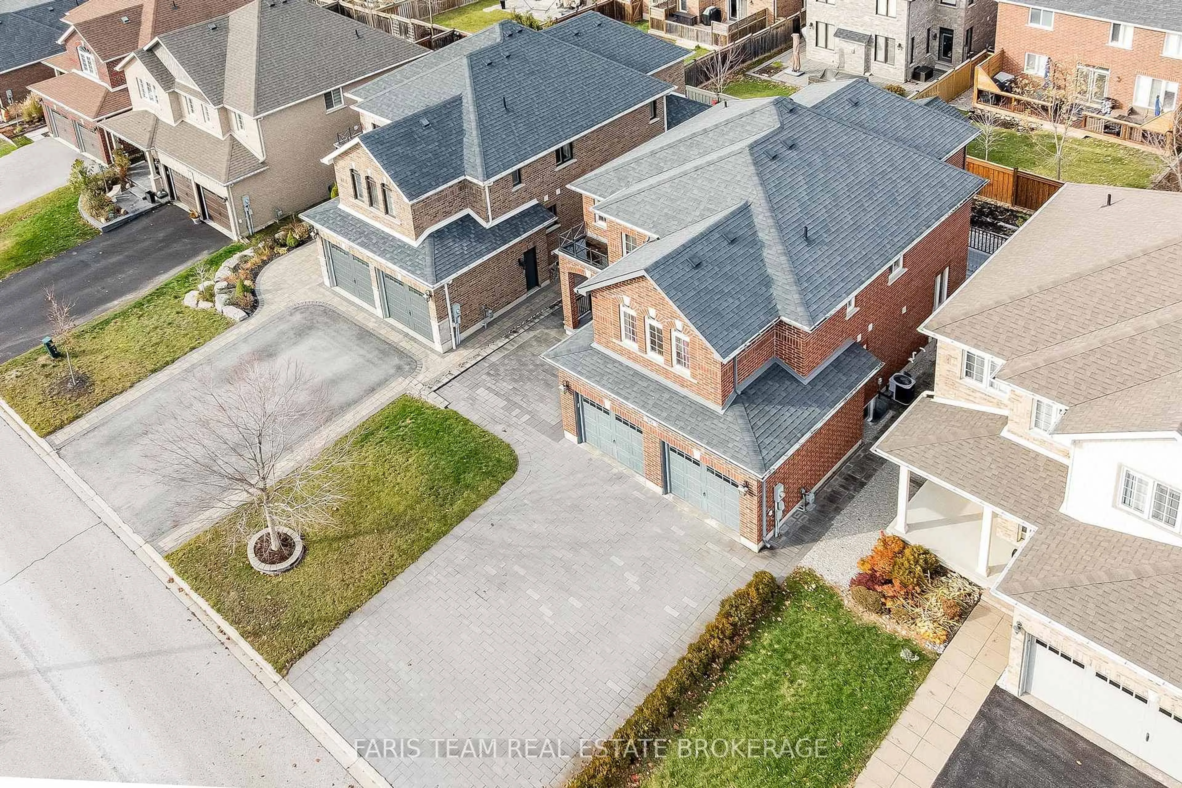 A pic from outside/outdoor area/front of a property/back of a property/a pic from drone, street for 56 Jewel House Lane, Barrie Ontario L4M 0C4