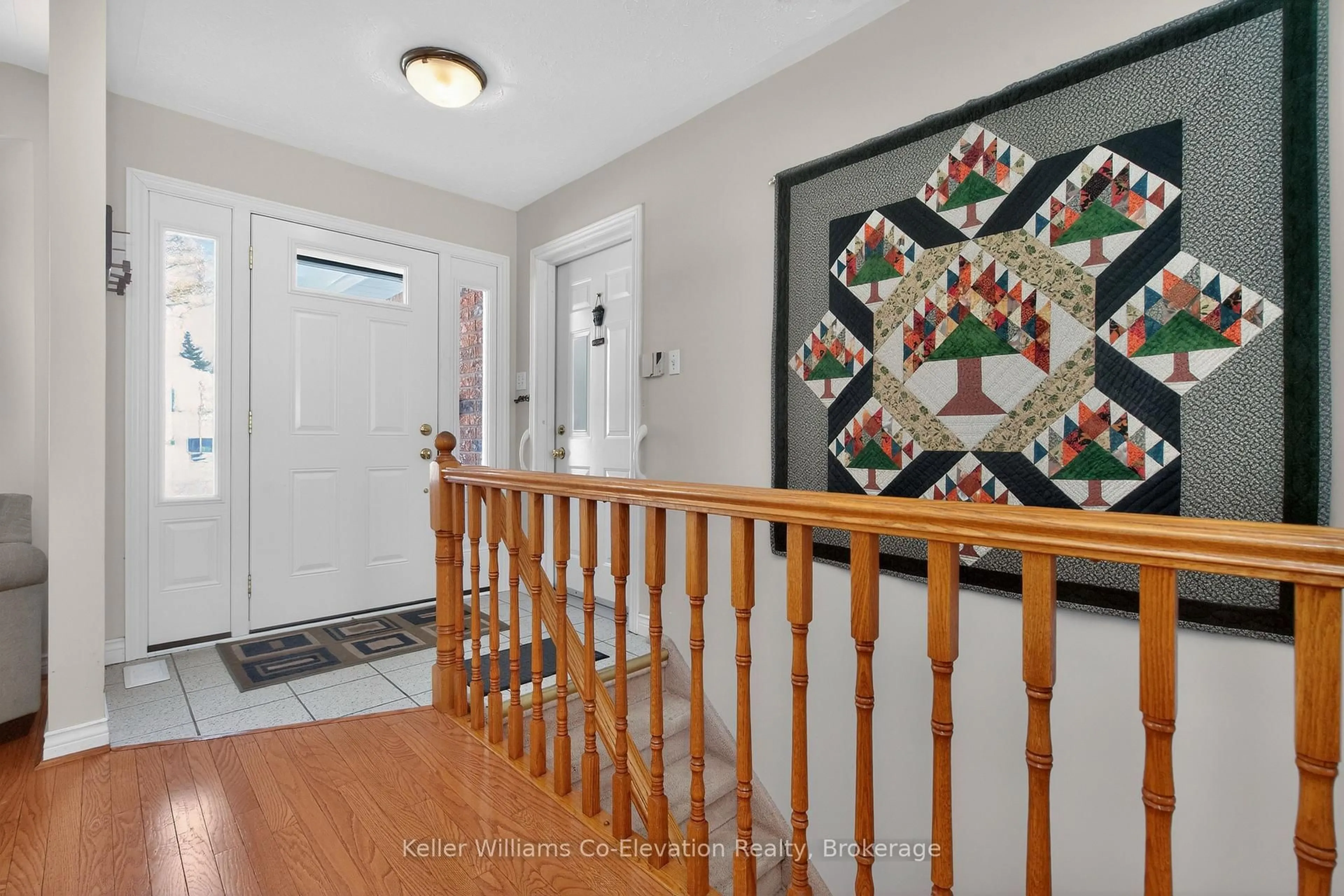 Indoor entryway for 580 Wayne Cres, Midland Ontario L4R 5E2