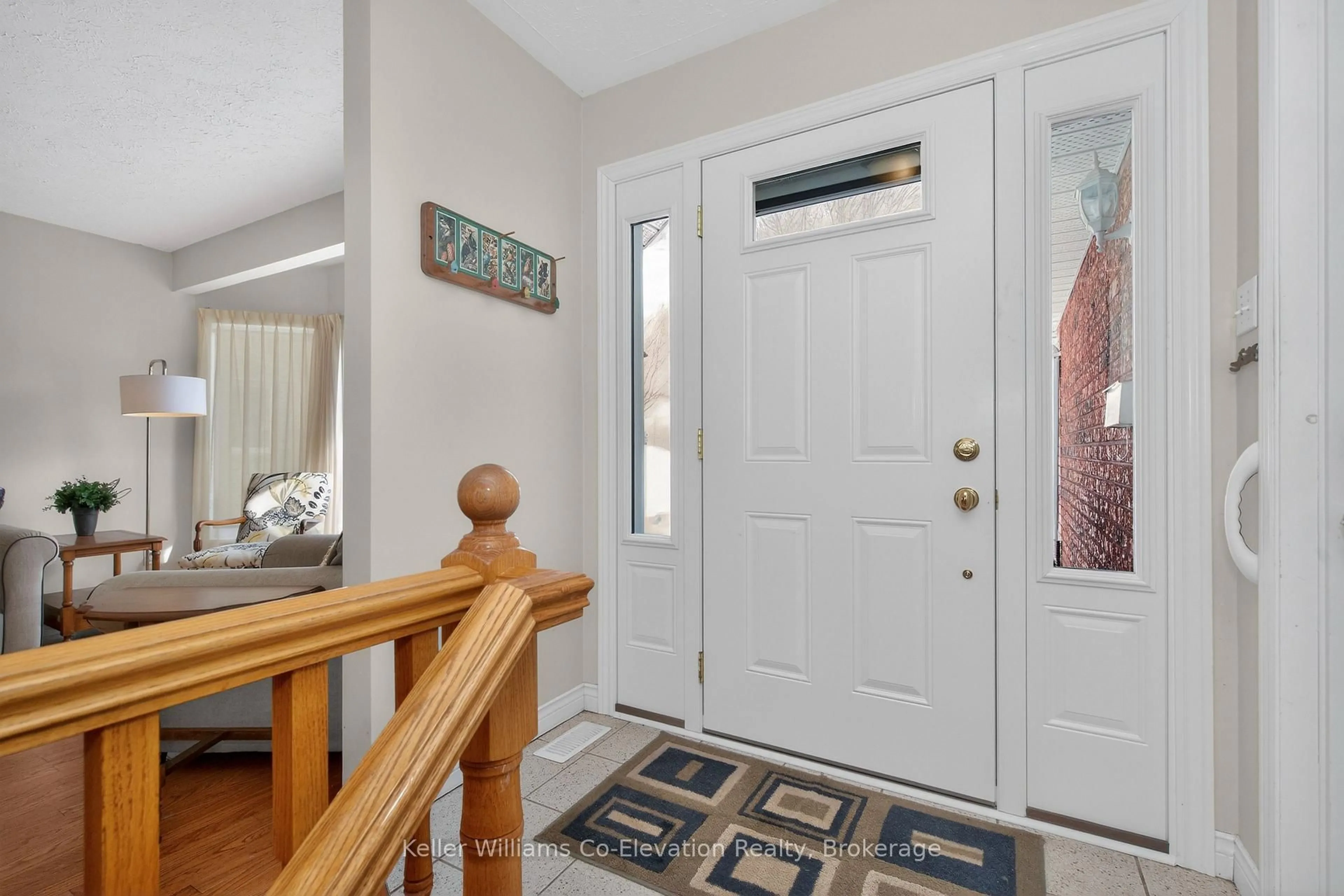 Indoor entryway for 580 Wayne Cres, Midland Ontario L4R 5E2