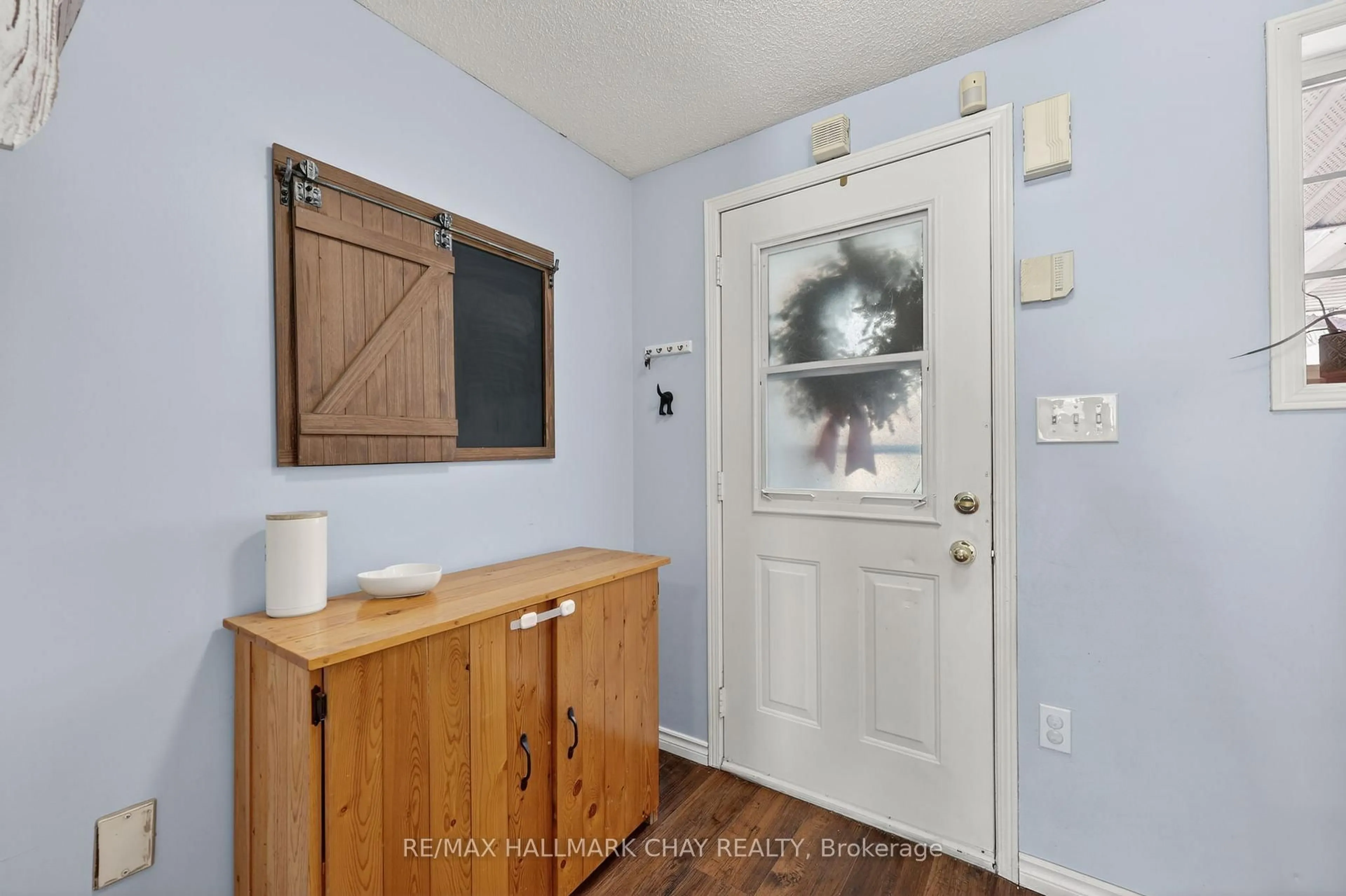 Indoor entryway for 8 Lee Cres, Barrie Ontario L4N 9Z4