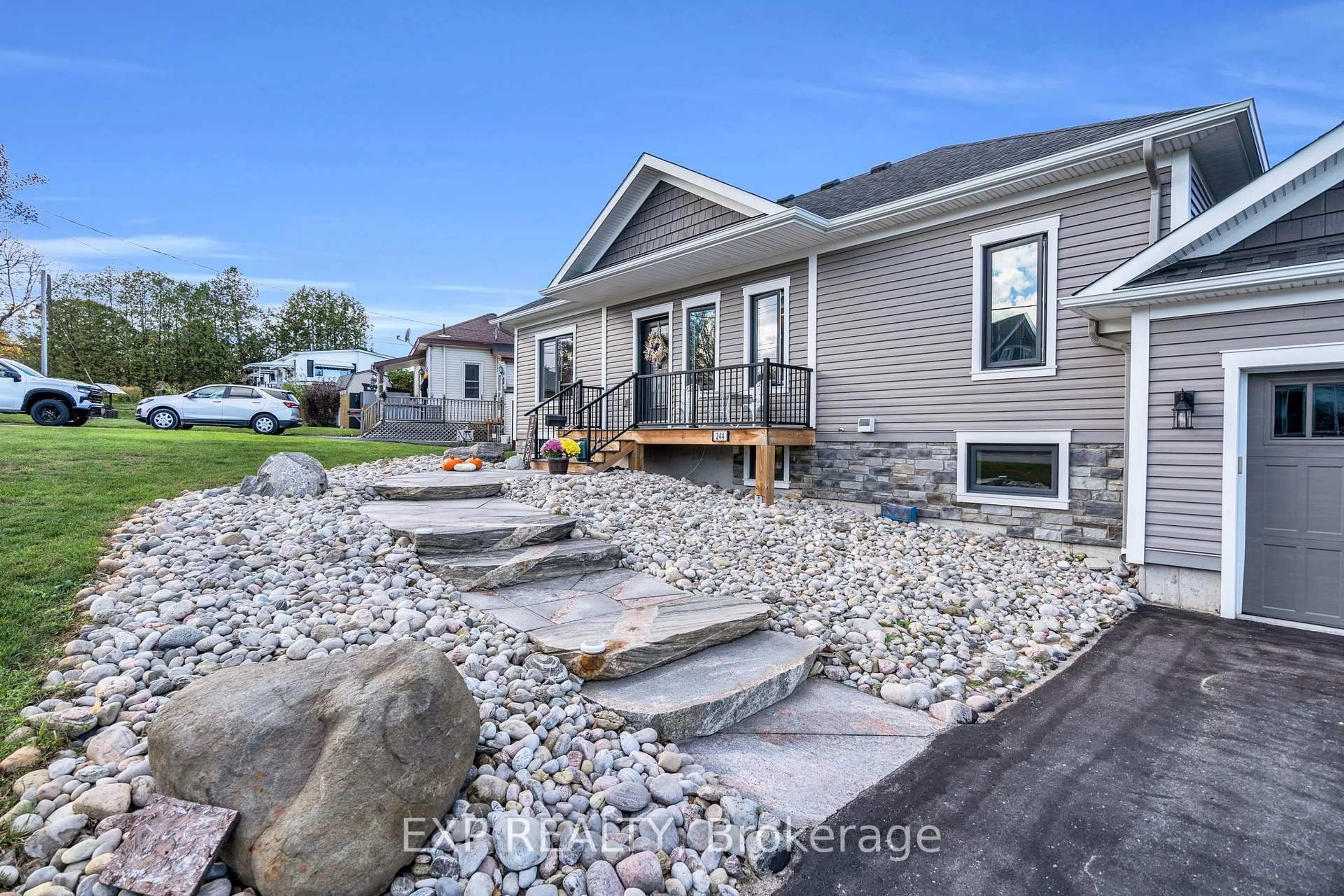 Unknown for 244 Frank St, Midland Ontario L4R 1H4