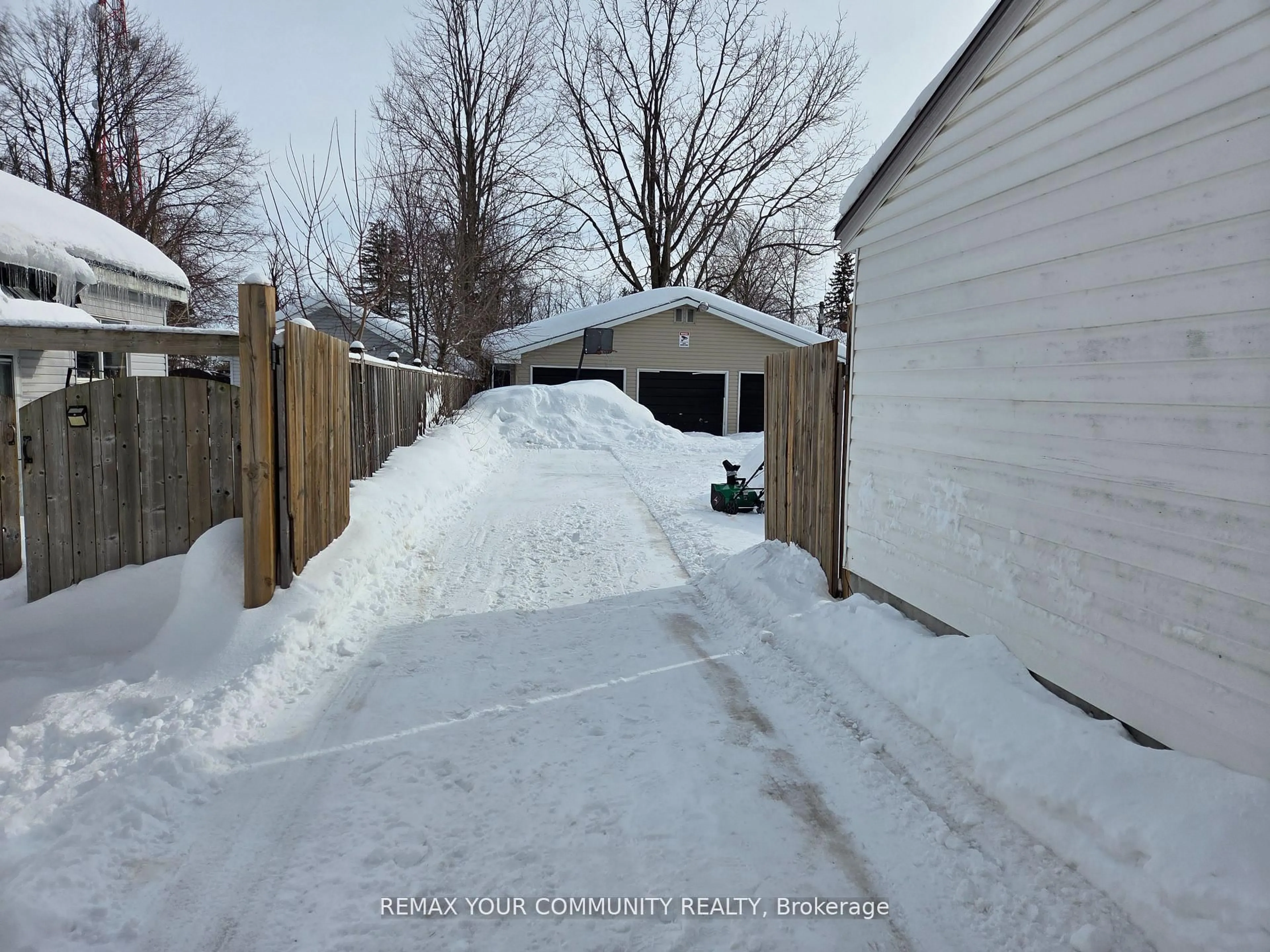 Unknown for 17 Champlain St, Orillia Ontario L3V 2G6