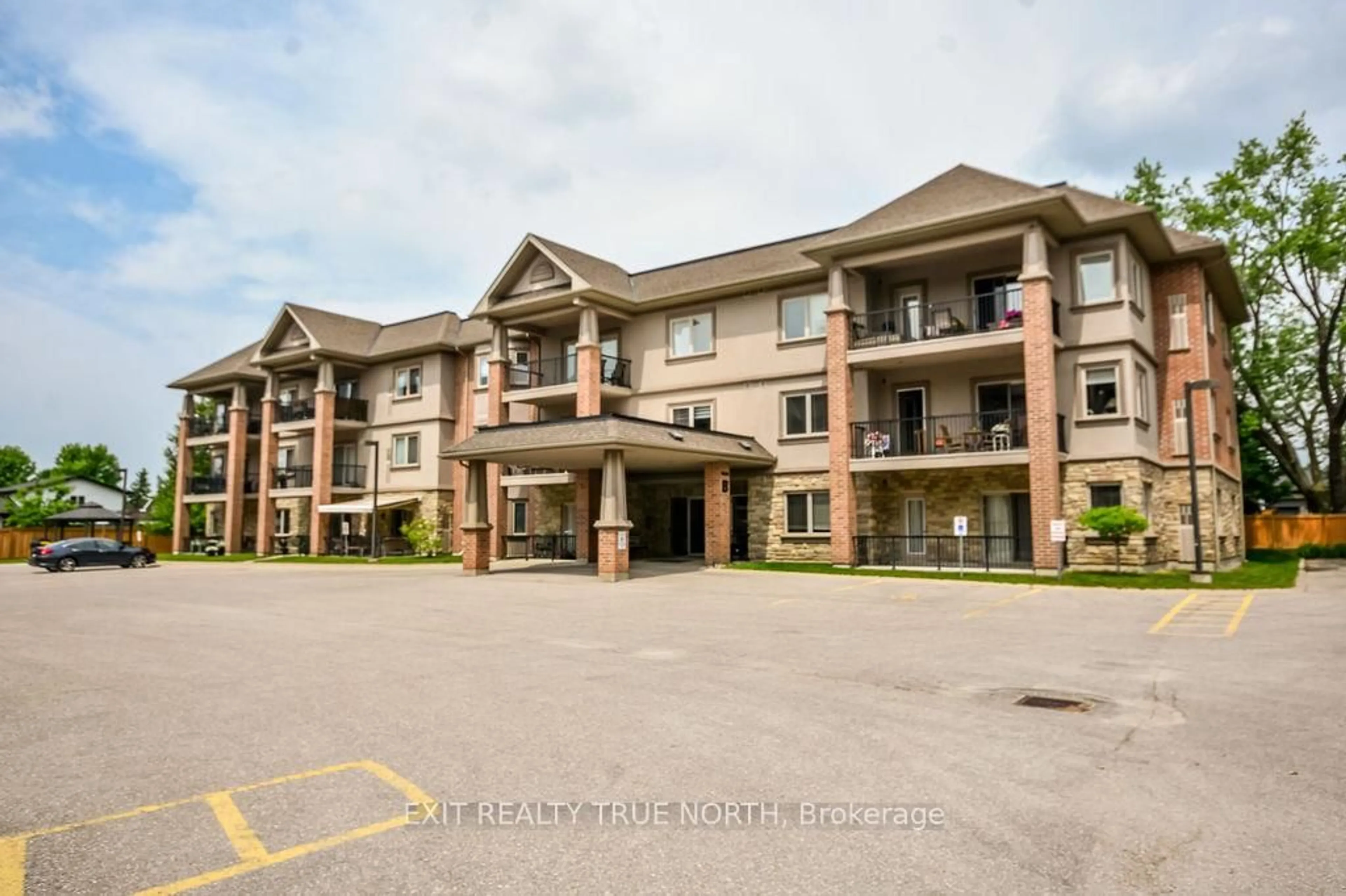 Indoor foyer for 19B Yonge St #107, Springwater Ontario L0L 1P0