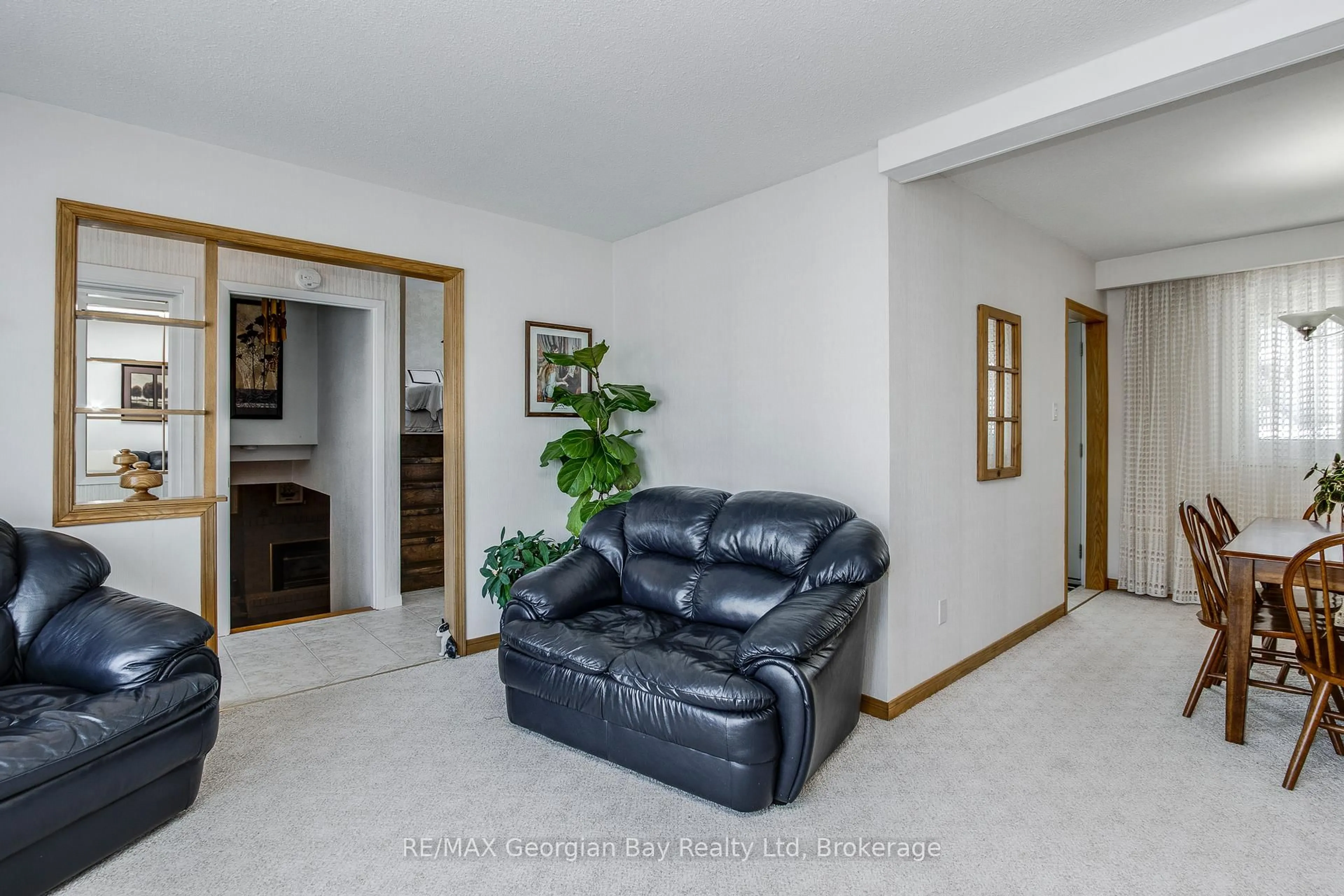 Living room with furniture, unknown for 306 Cedar St, Midland Ontario L4R 4M2