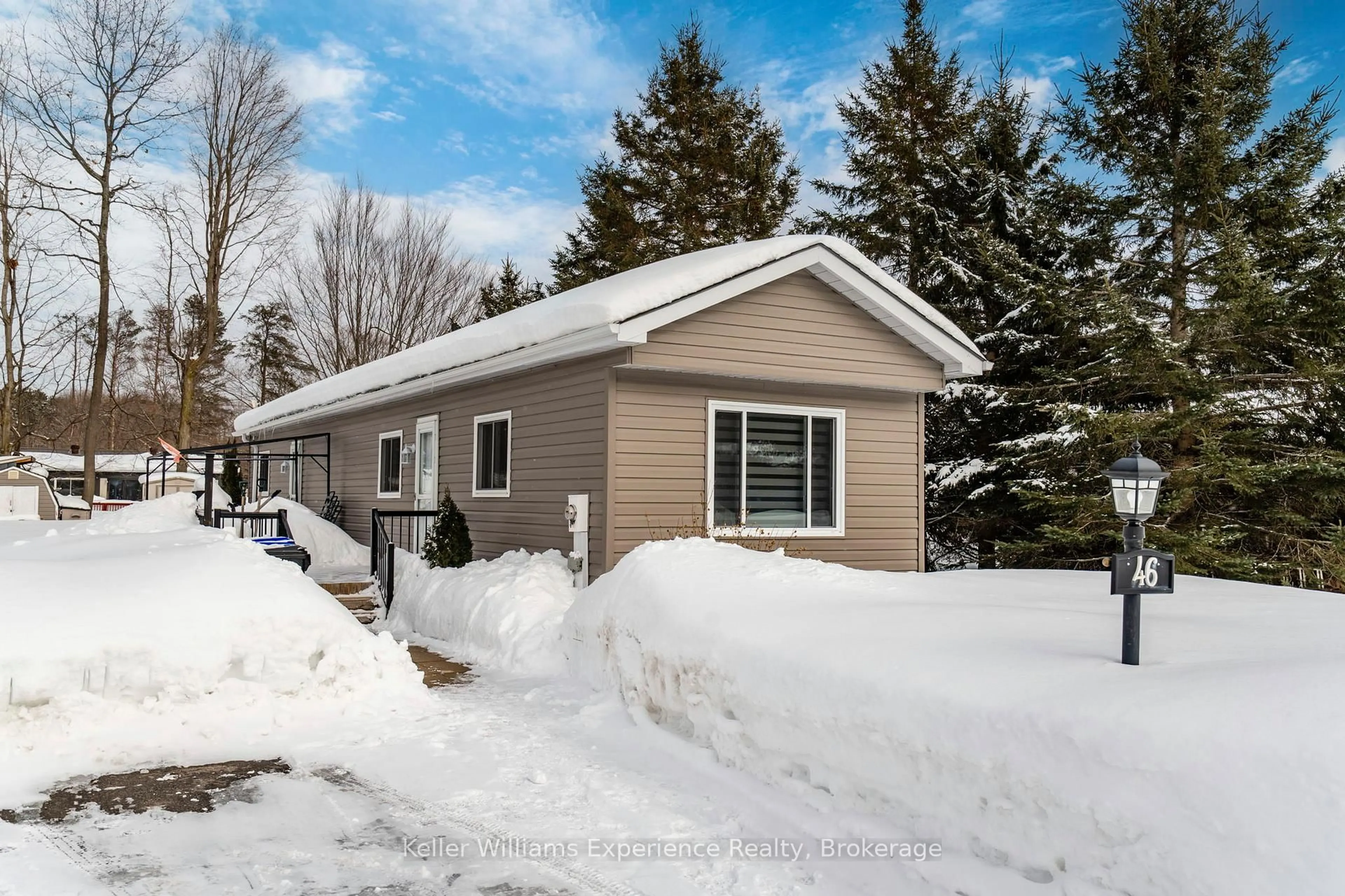 Home with vinyl exterior material, street for 5263 ELLIOTT Sdrd #46, Tay Ontario L4R 4K3