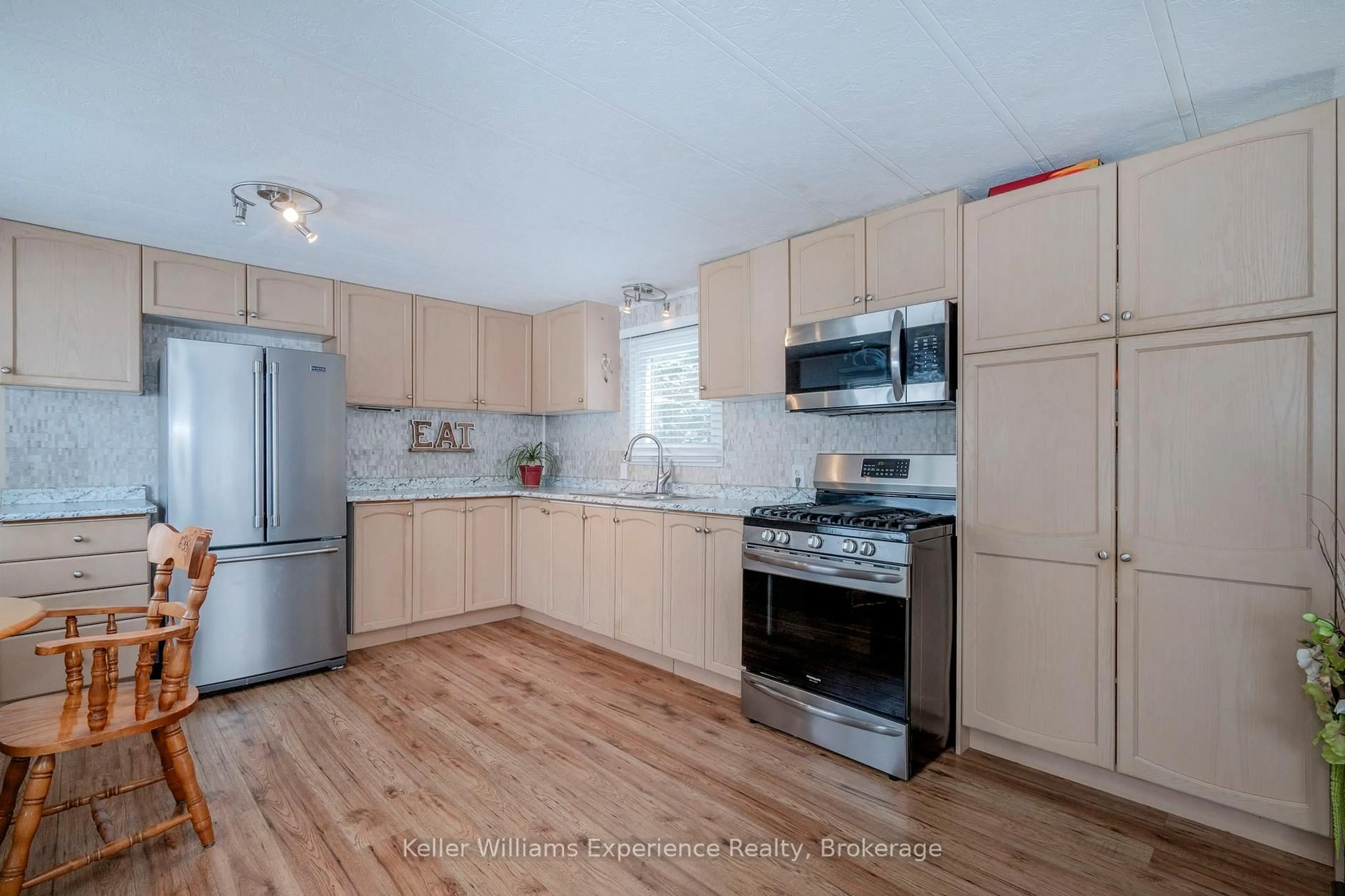 Standard kitchen, unknown for 5263 ELLIOTT Sdrd #46, Tay Ontario L4R 4K3