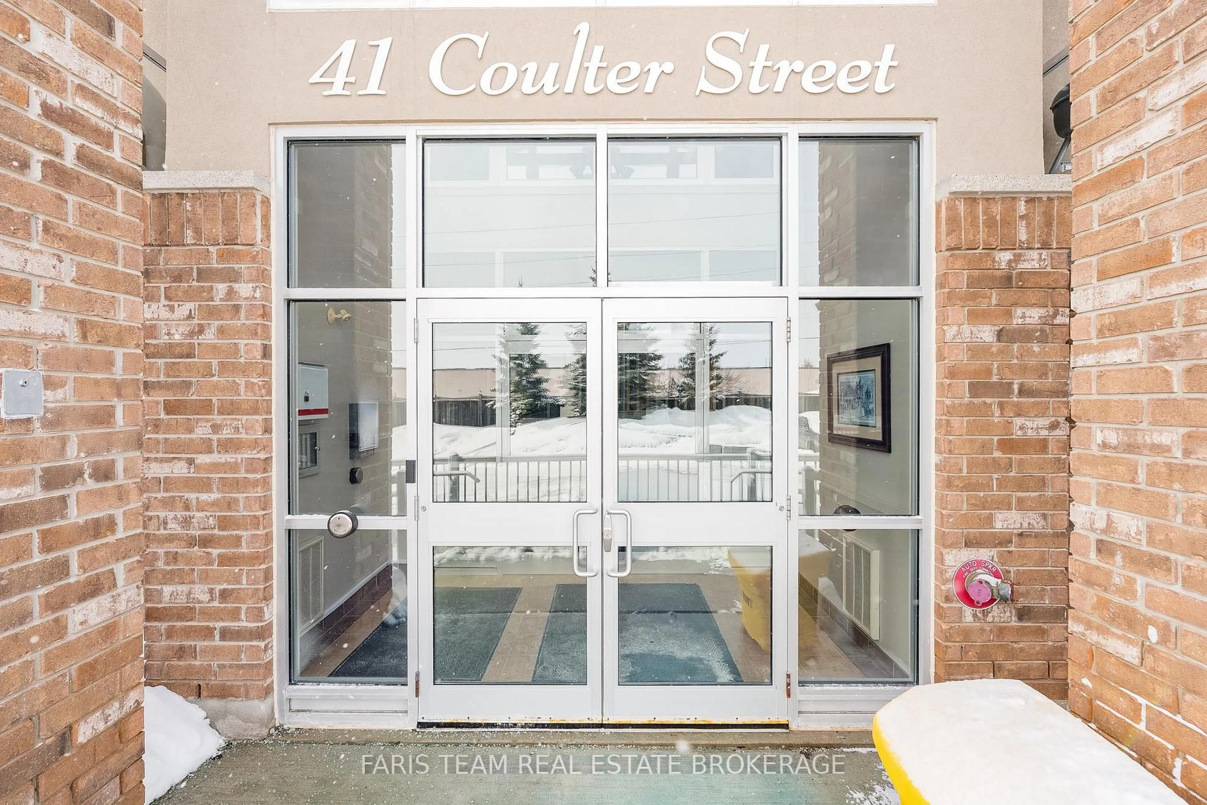 Indoor foyer for 41 Coulter St #19, Barrie Ontario L4N 6L9
