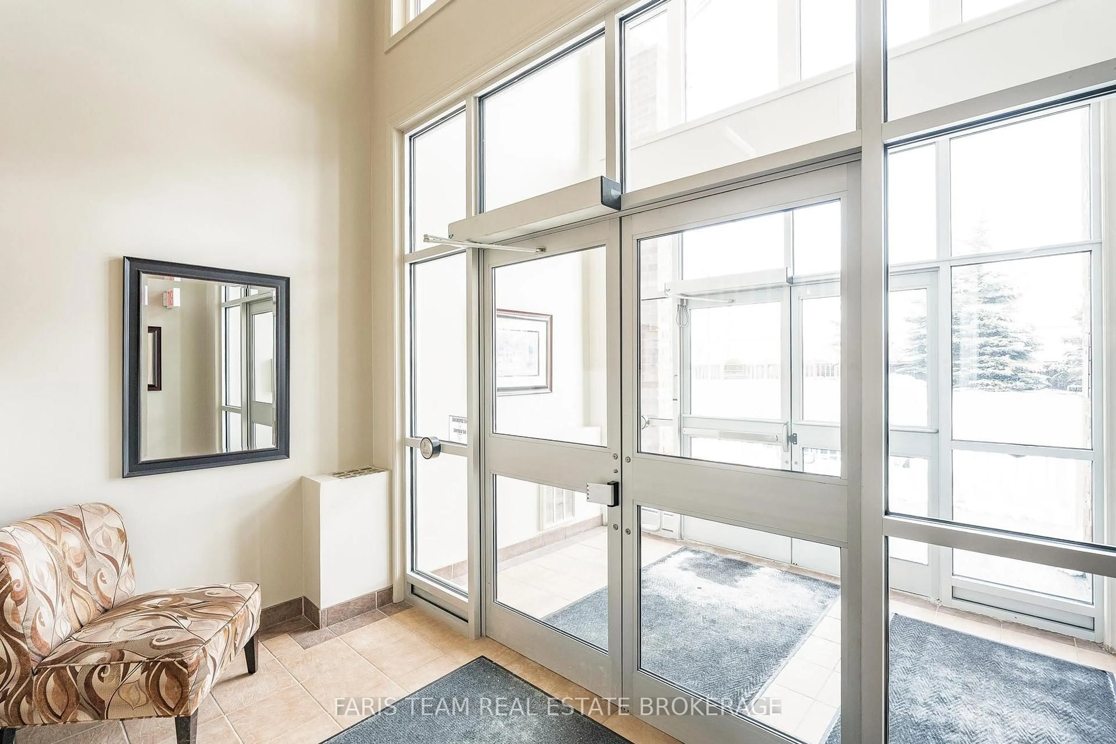 Indoor foyer for 41 Coulter St #19, Barrie Ontario L4N 6L9