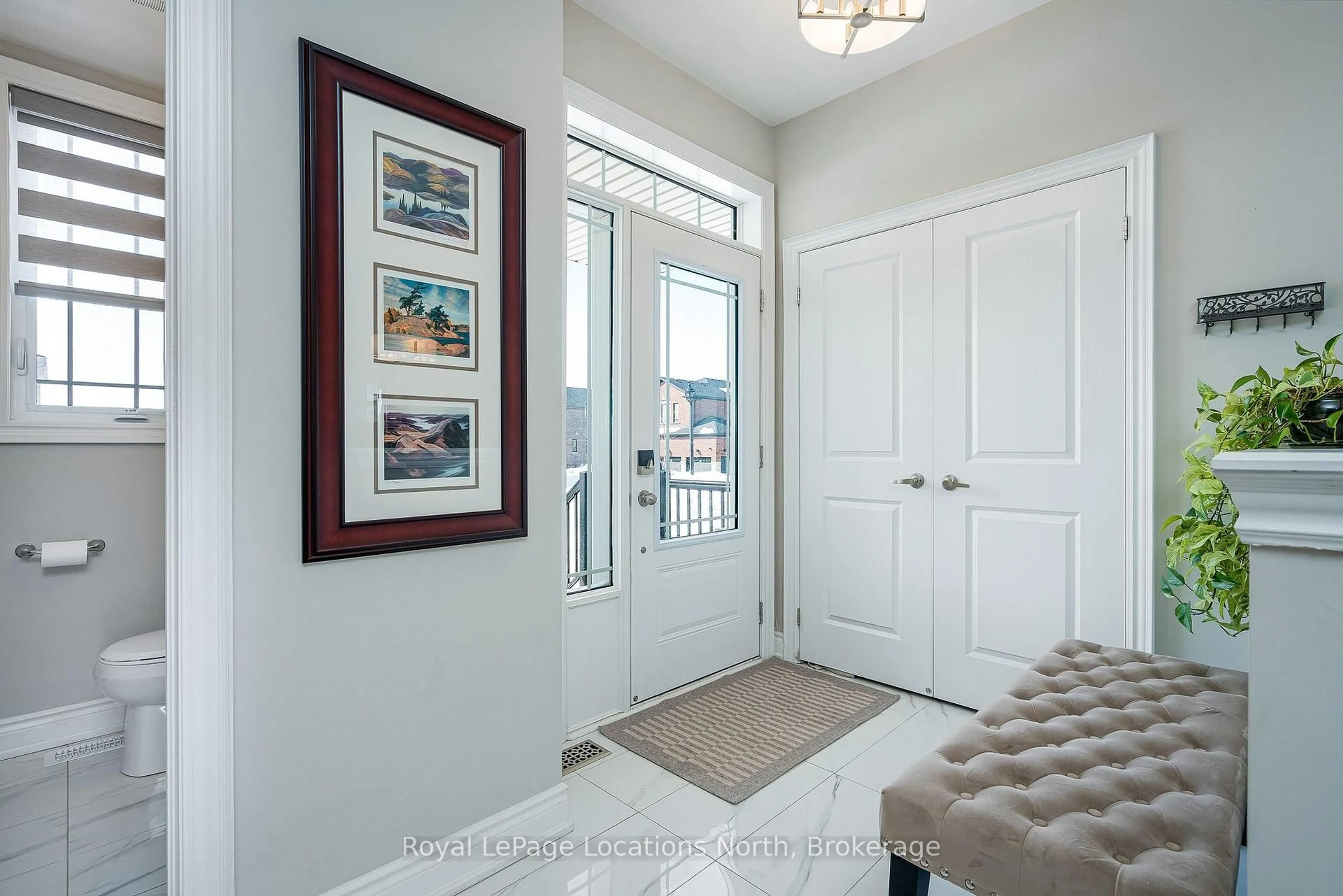 Indoor entryway for 31 Emerald St, Wasaga Beach Ontario L9Z 0K8