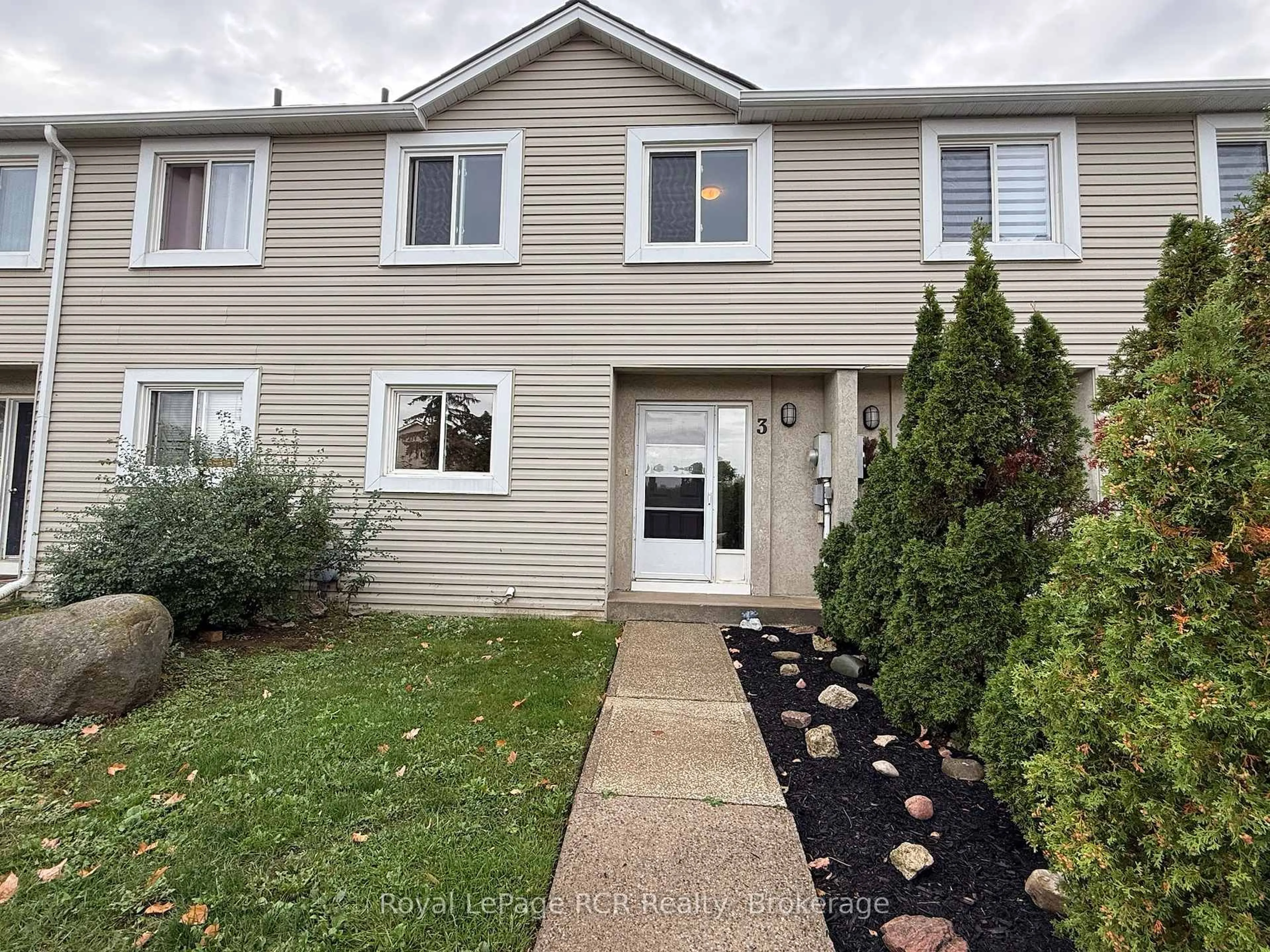 Home with vinyl exterior material, street for 15 Watts Cres #3, Collingwood Ontario L9Y 4S6