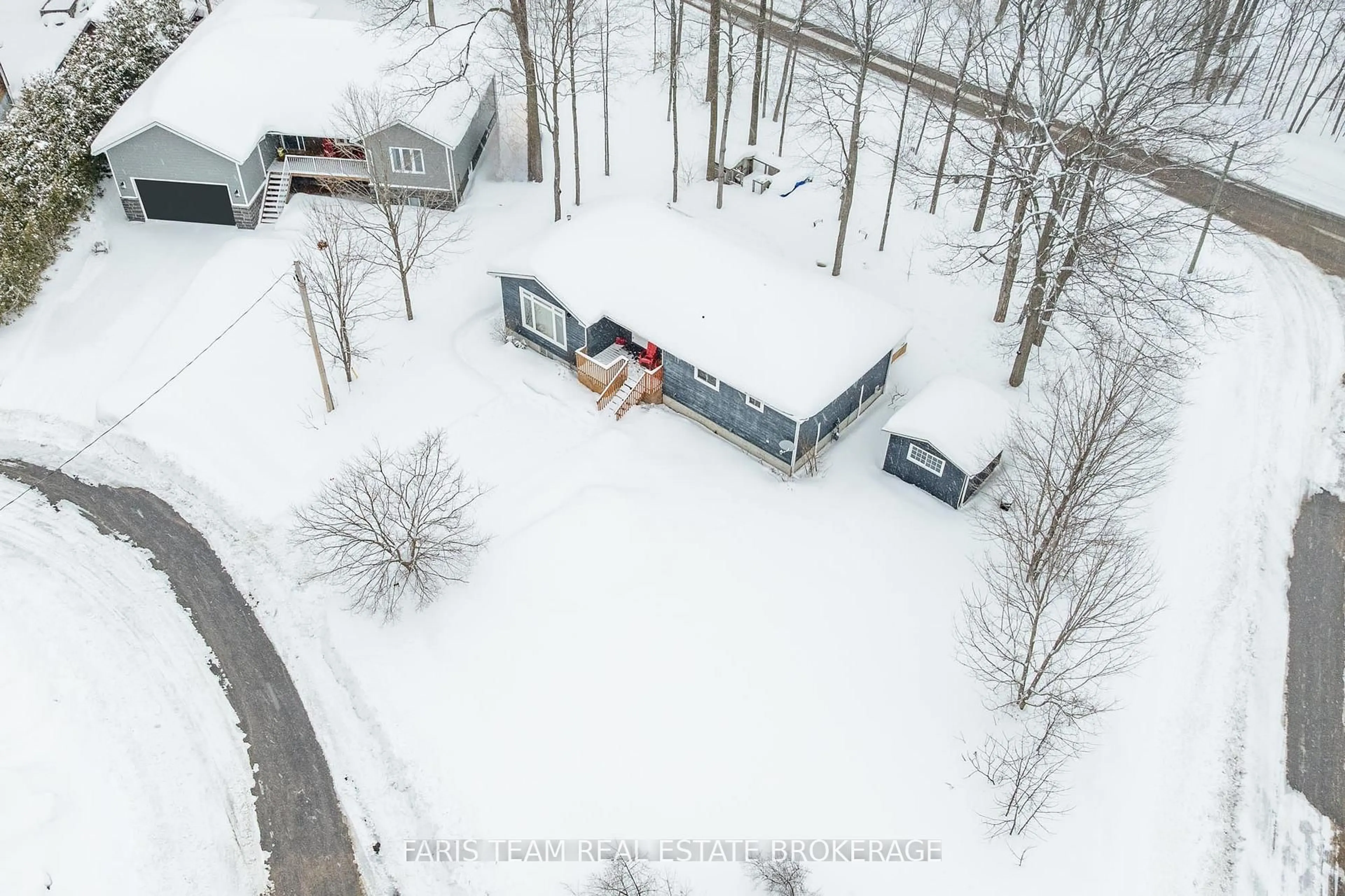 A pic from outside/outdoor area/front of a property/back of a property/a pic from drone, street for 2 Ojibway Crt, Tiny Ontario L9M 0B2